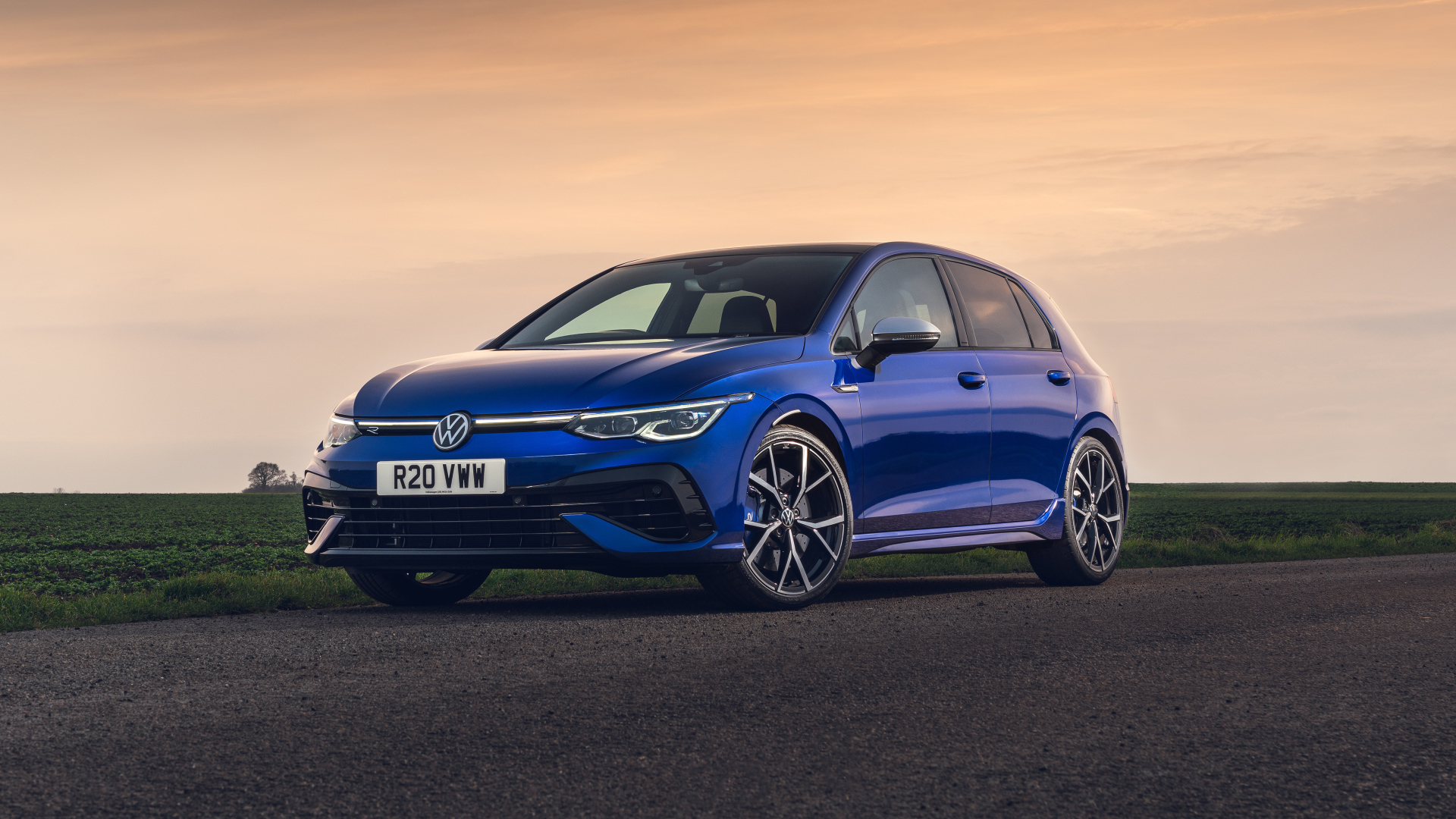 Синий автомобиль Volkswagen Golf R 2021 года