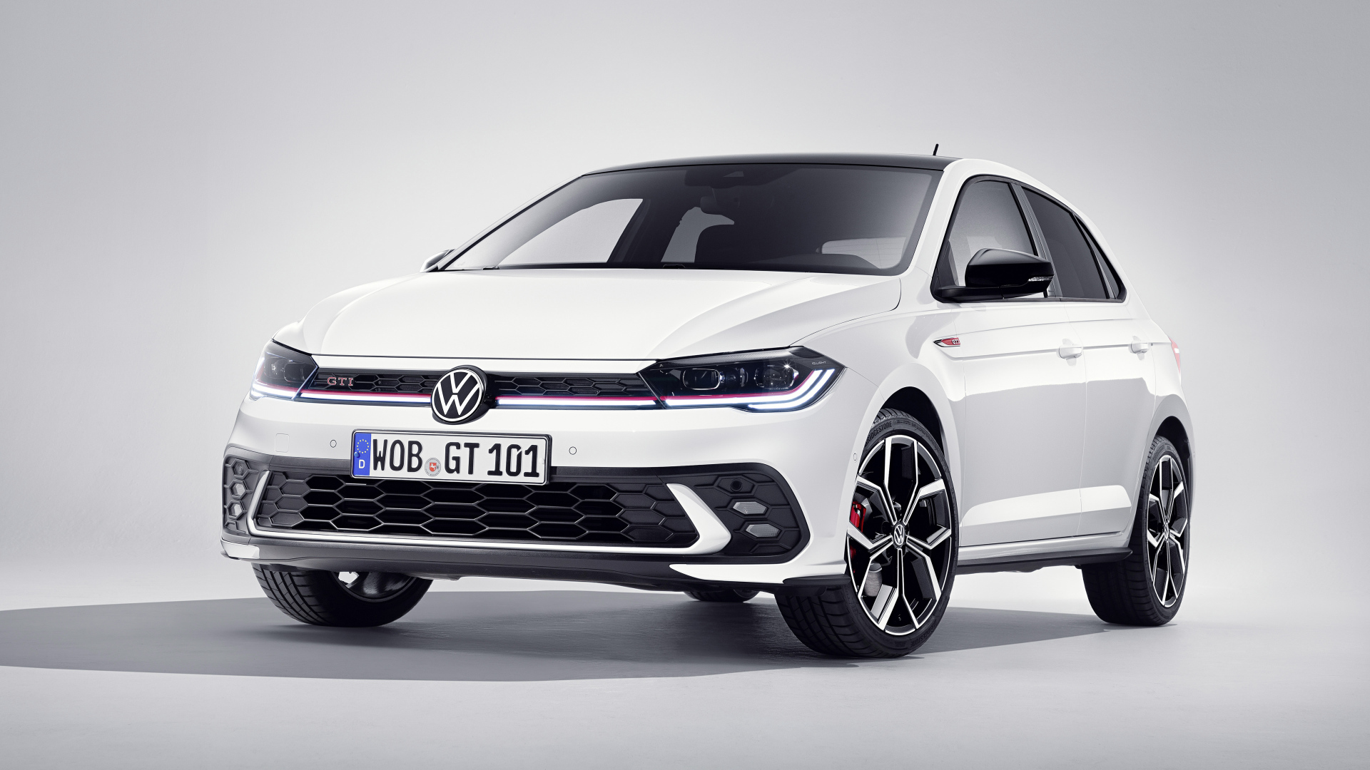 Белый автомобиль  Volkswagen Polo GTI 2021  года вид спереди