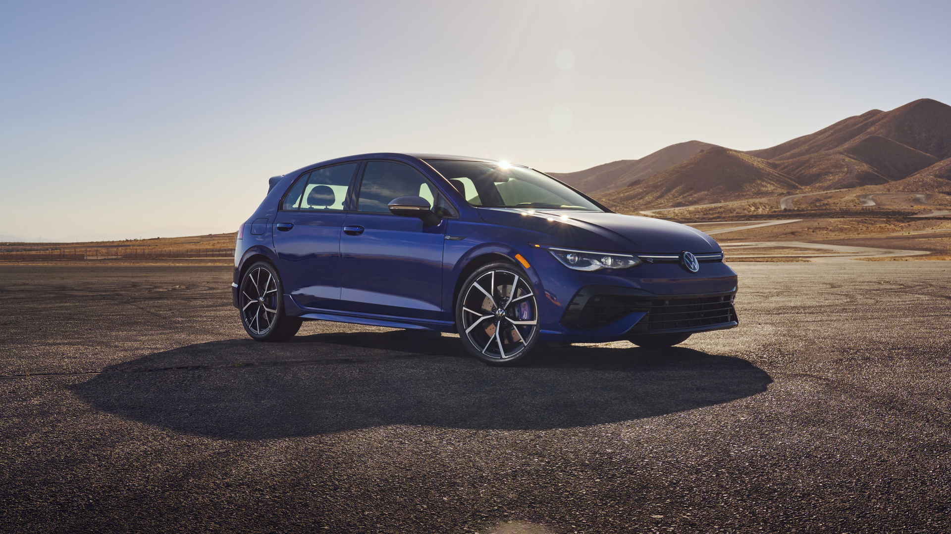 Синий автомобиль  Volkswagen Golf R, 2022 года в пустыне