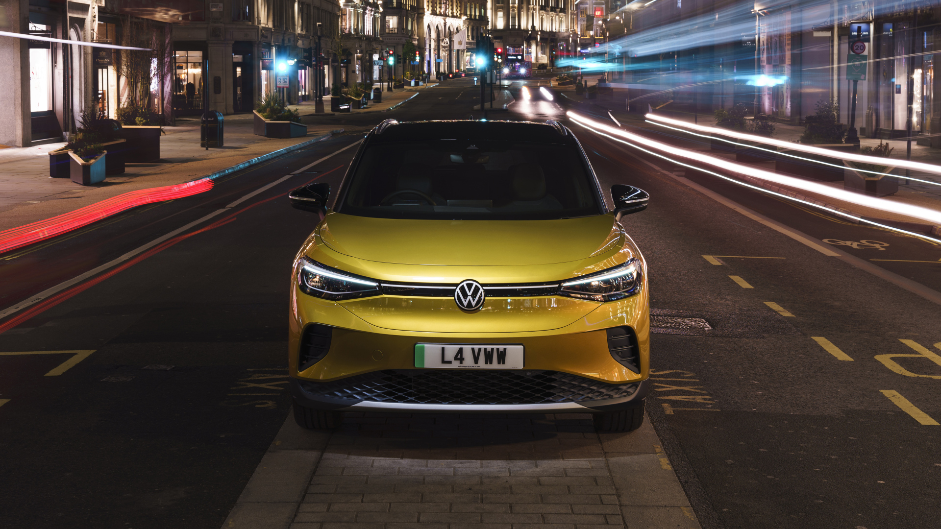 Золотистый автомобиль Volkswagen ID.4 1st 2021 года в городе