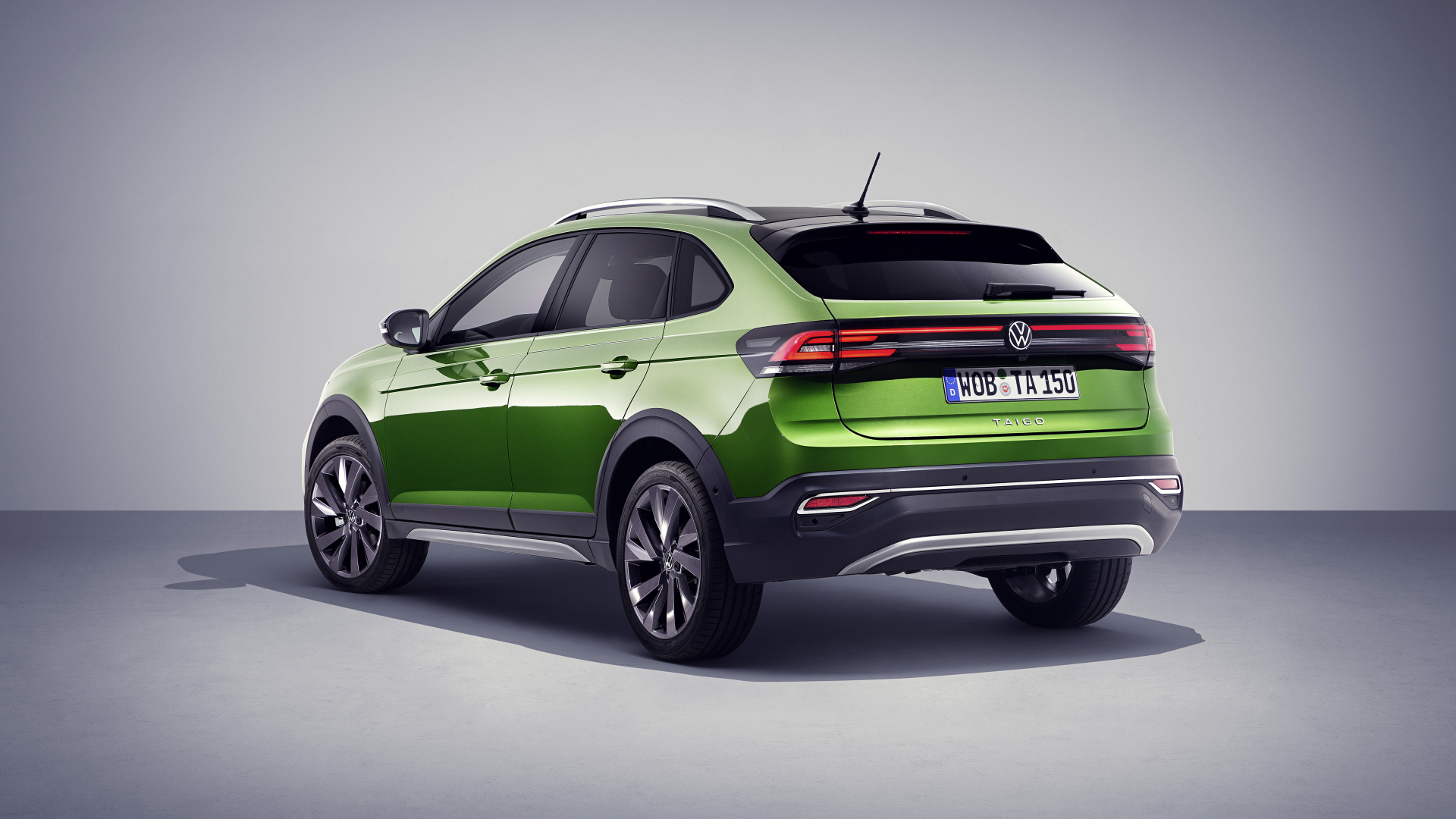 Зеленый Volkswagen Taigun 2021 года вид сзади