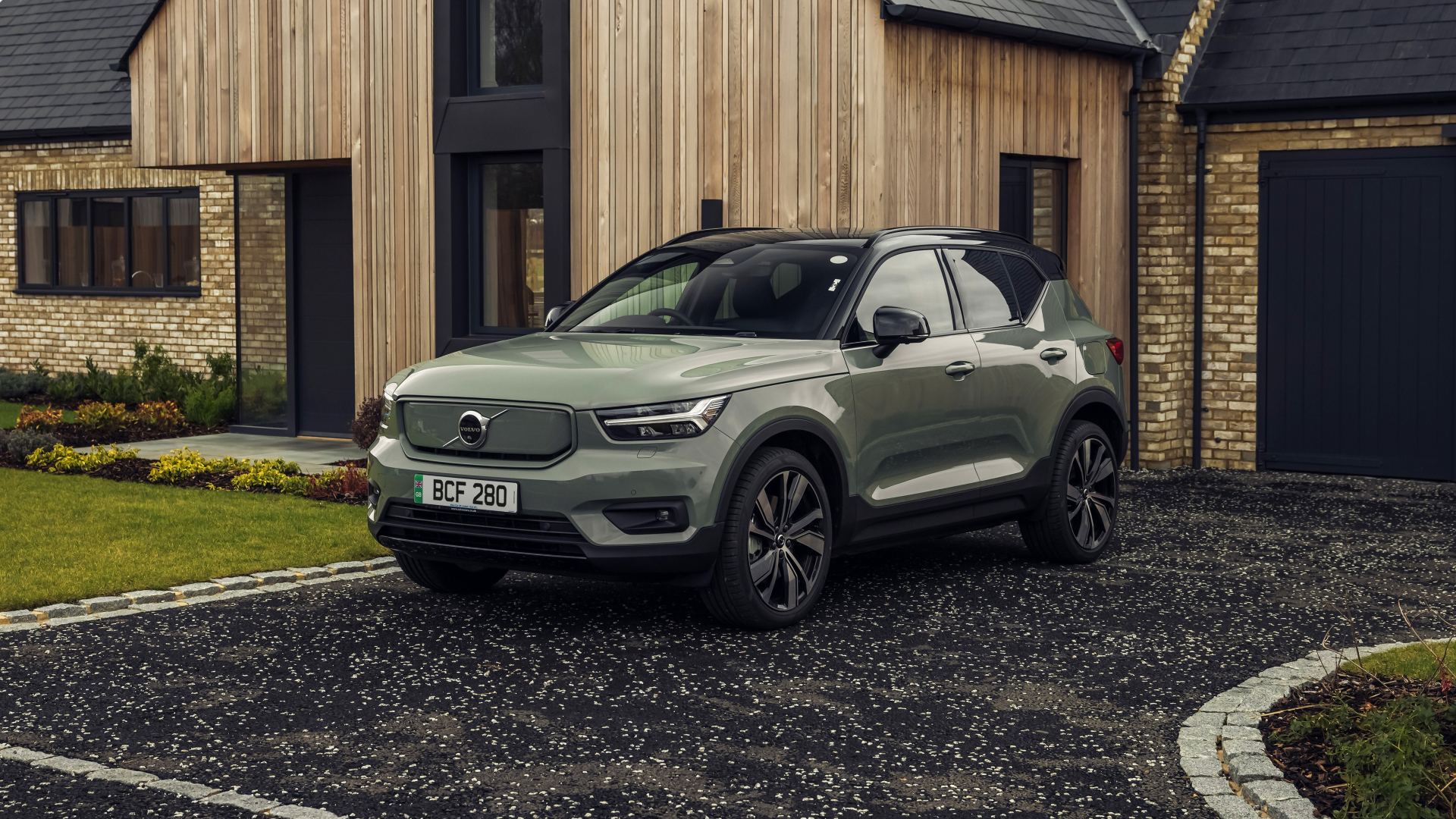 Внедорожник Volvo XC40 Recharge P8 AWD 2021 года у дома