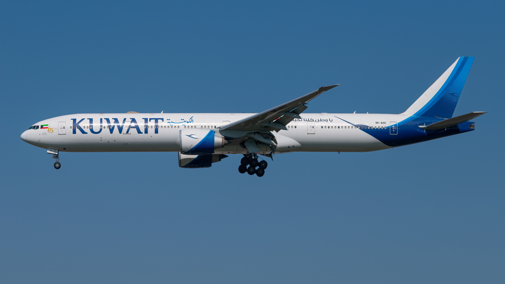 Самолет 777-300ER авиакомпании Kuwait в голубом небе