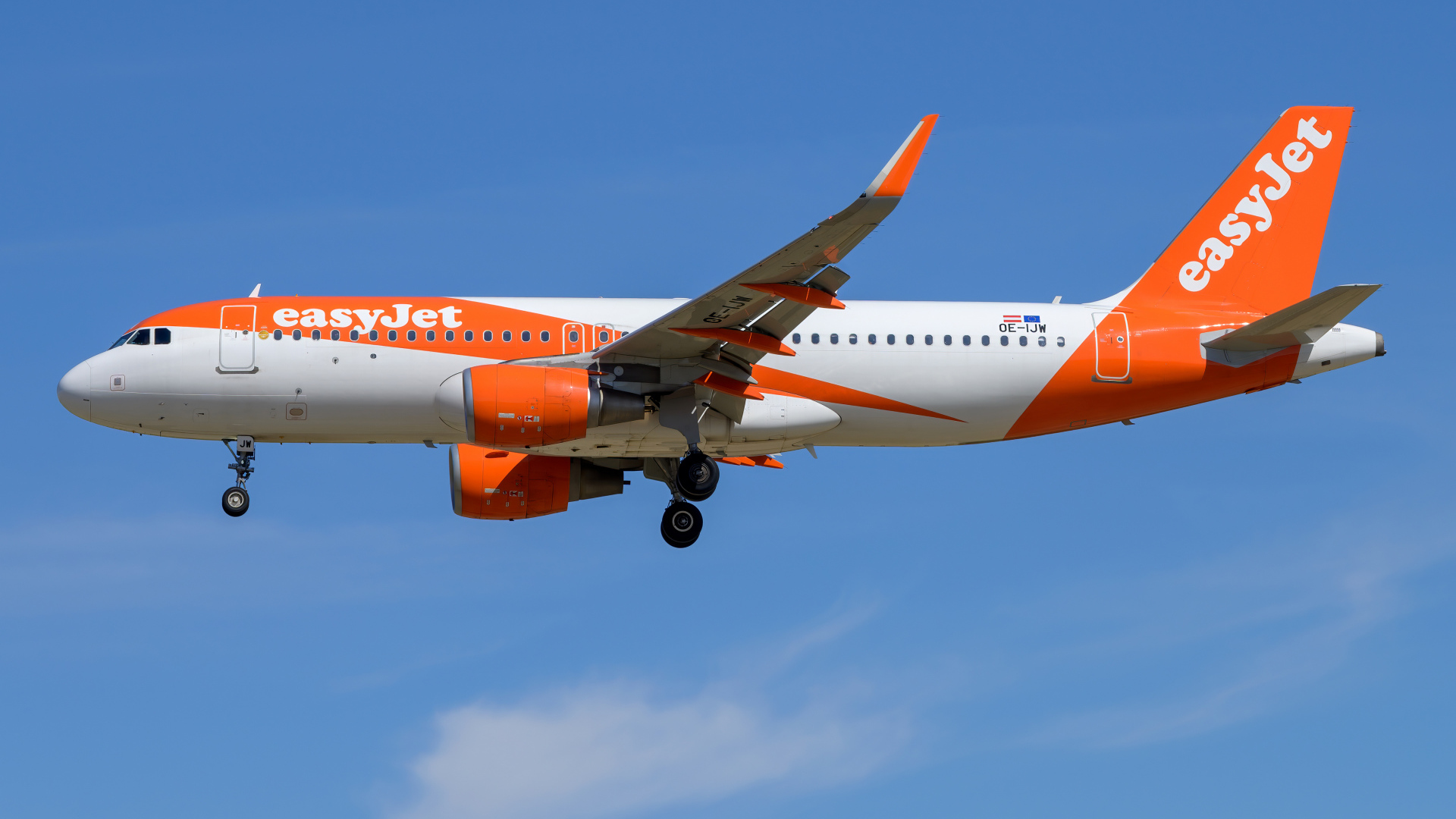 Пассажирский Airbus  A320-200S авиакомпании  EasyJet Europe в море