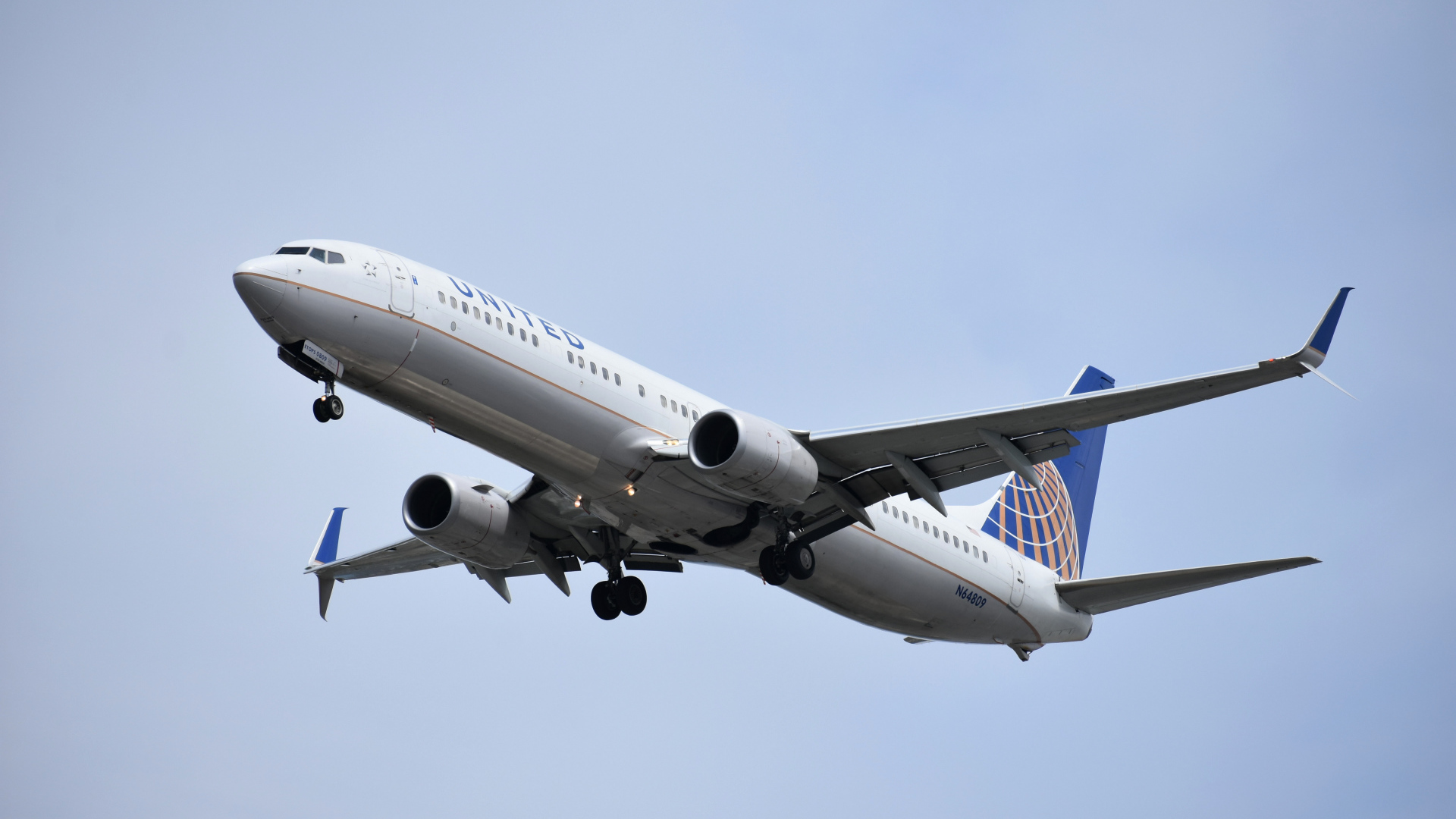 Пассажирский Боинг 737 авиакомпании  United на взлете