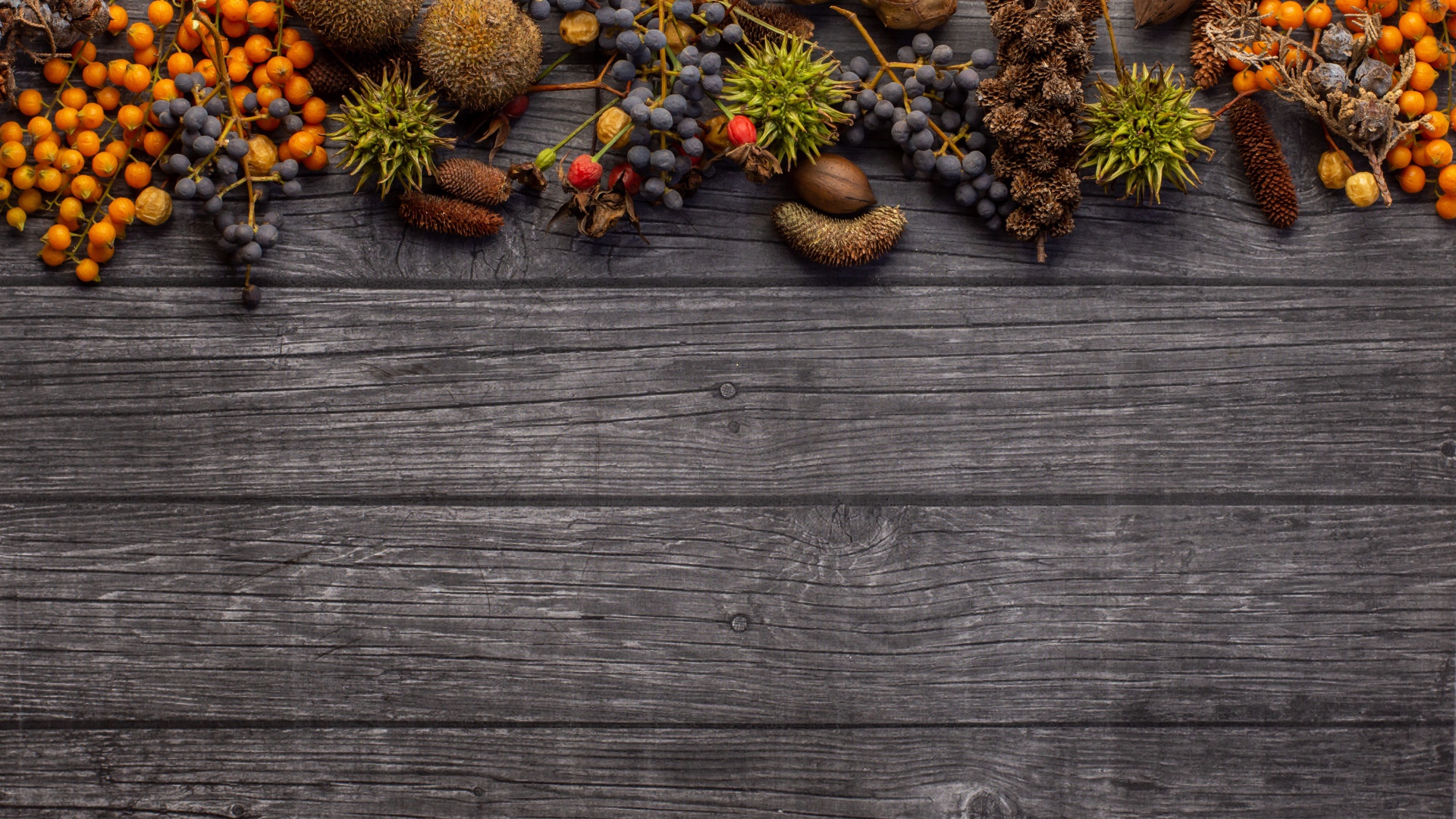 Ягоды с шишками на деревянном фоне 