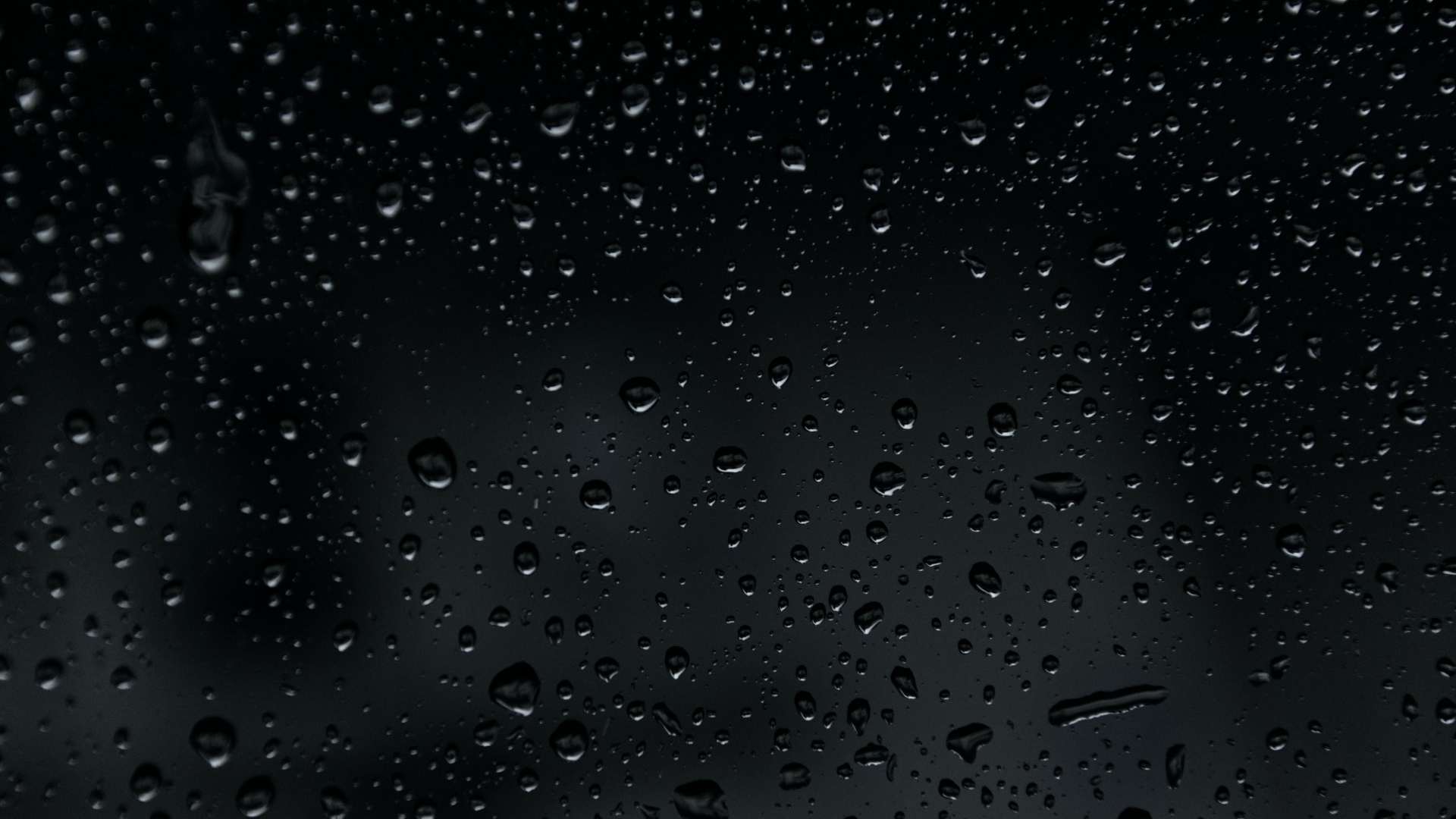 Брызги дождя на черном фоне 