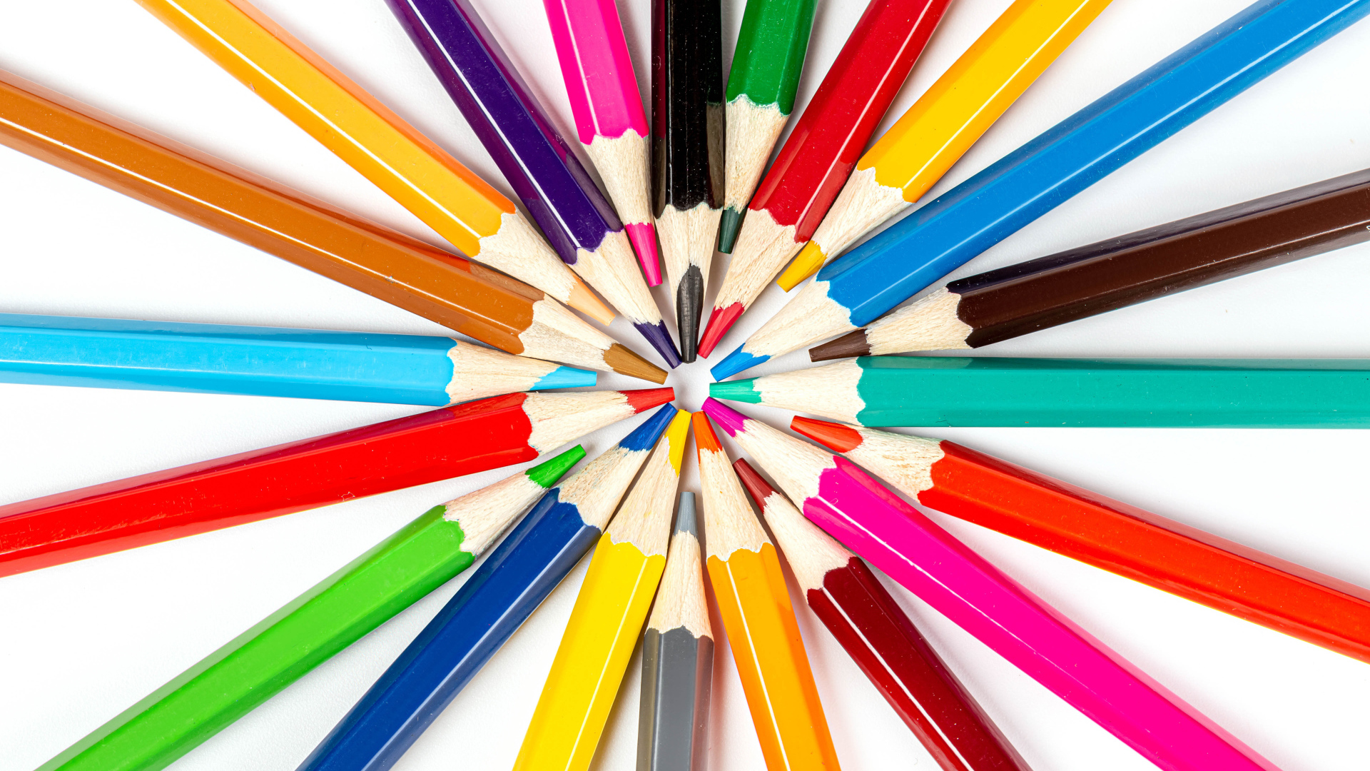 Красивые острые разноцветные карандаши на белом фоне