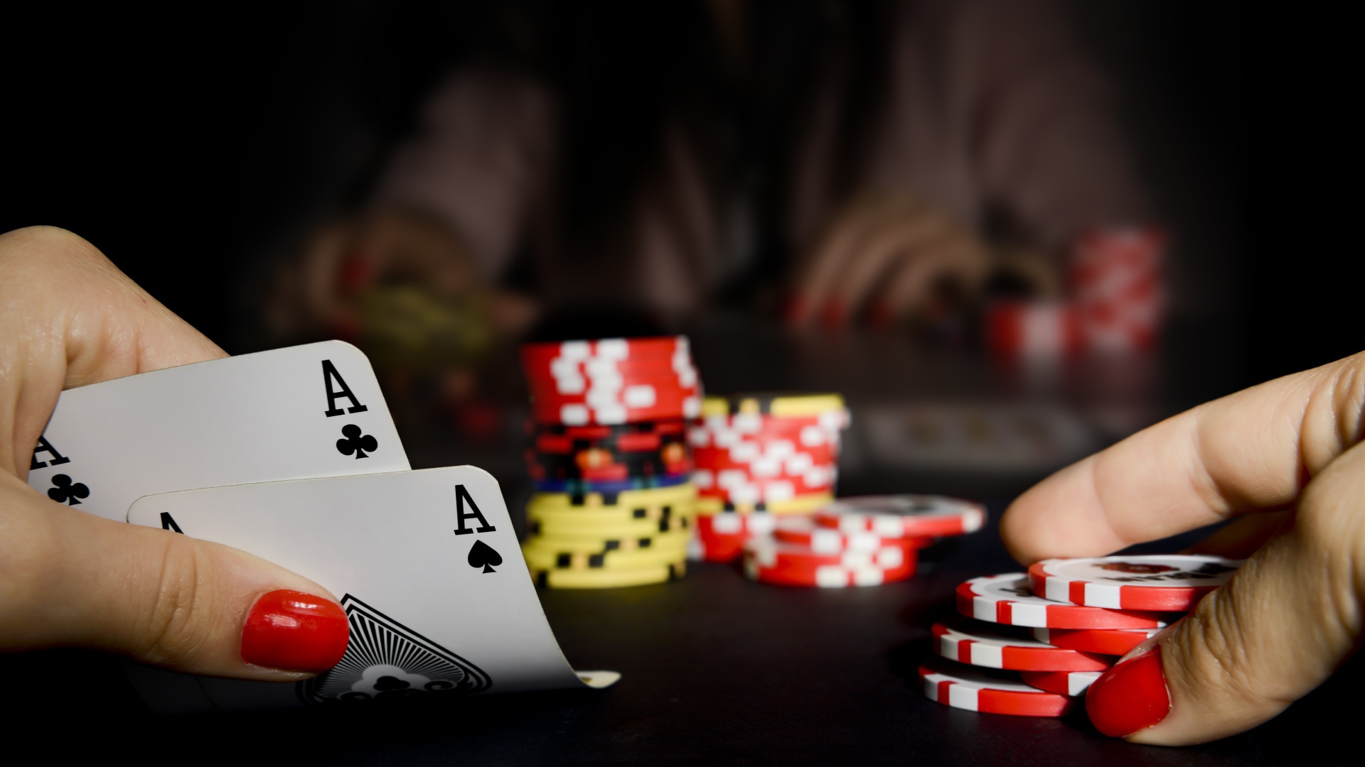 Карты и фишки для игры в покер в казино
