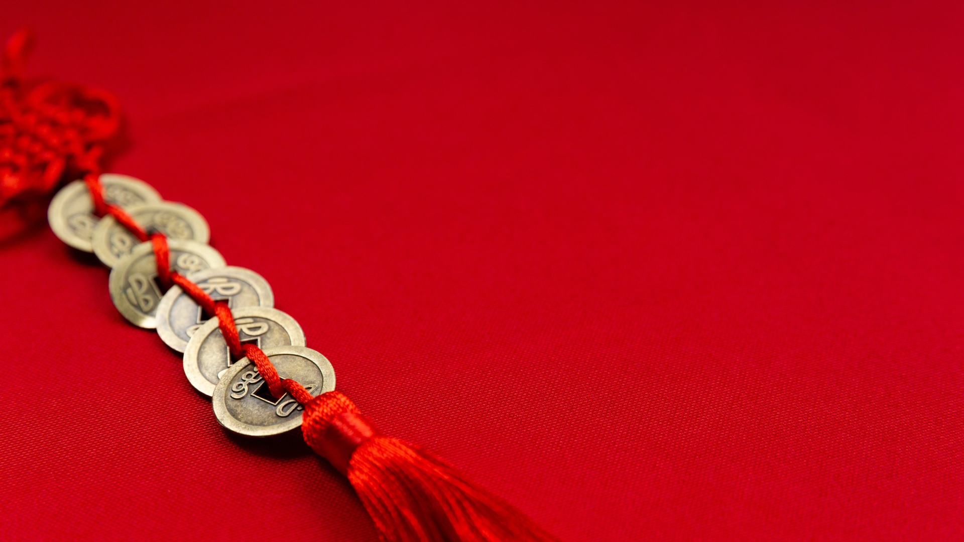Китайское украшение на красном фоне