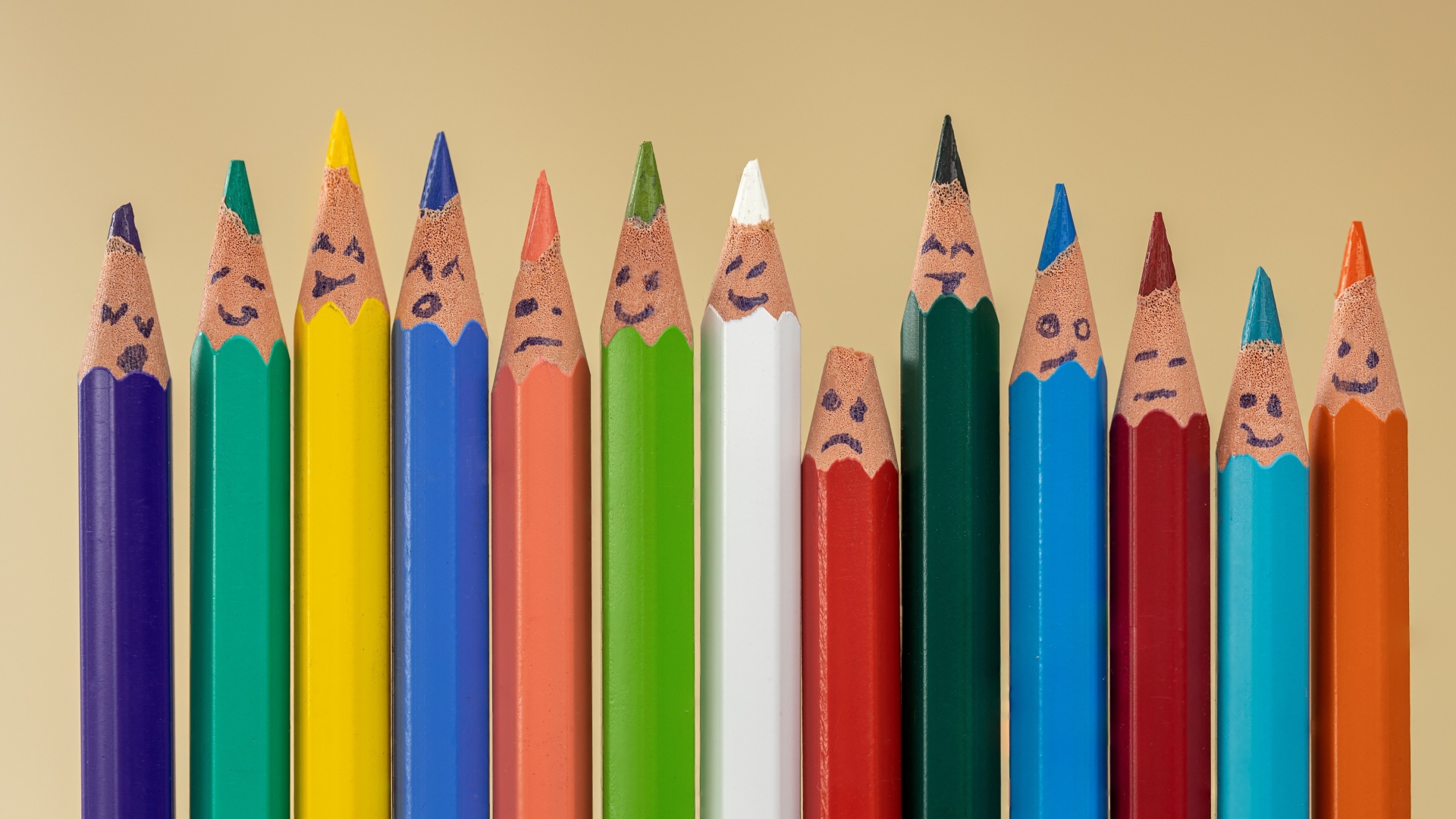 Разноцветные карандаши с нарисованными смайликами 