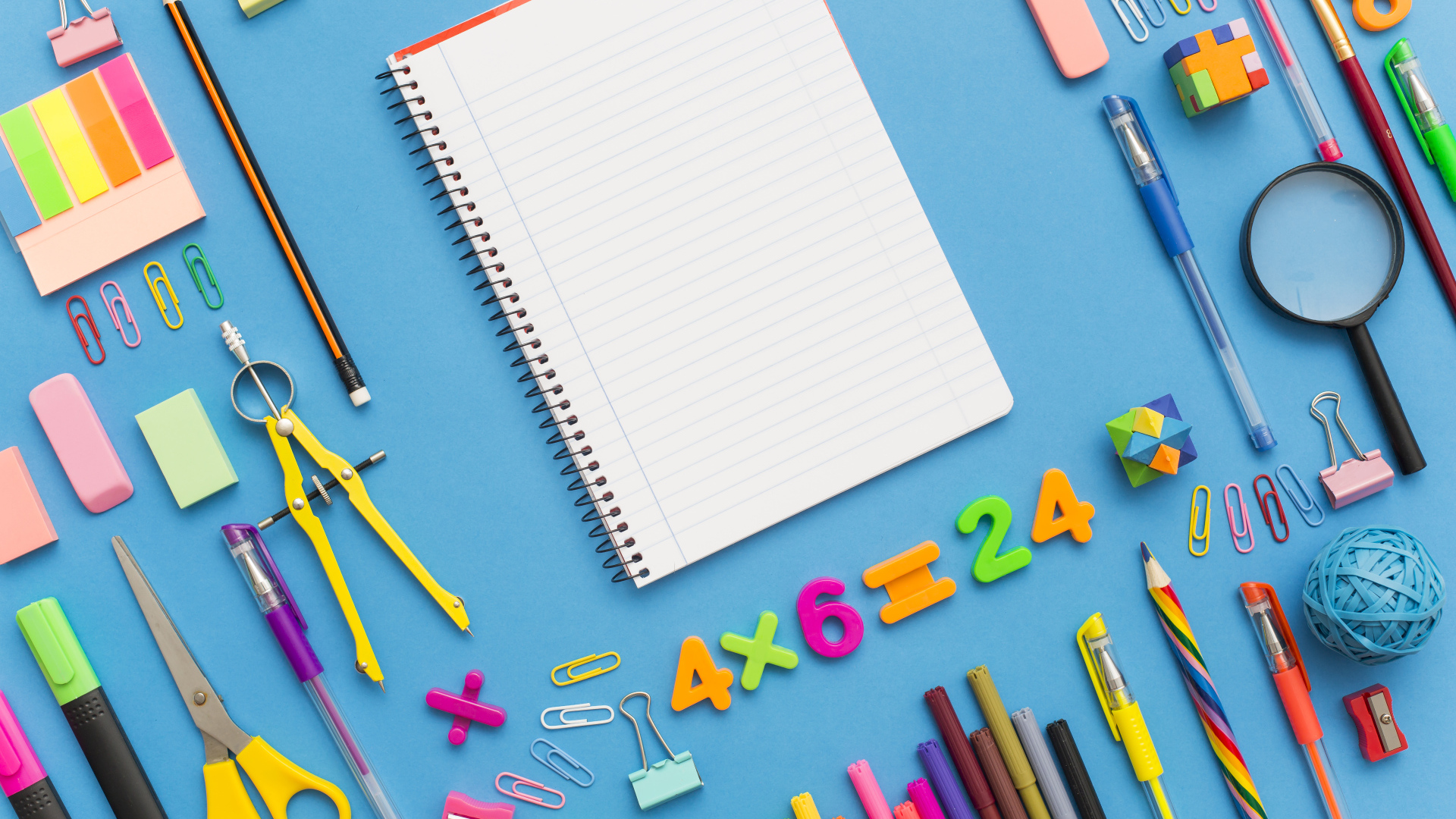 Тетрадь с канцелярскими предметами на голубом фоне 