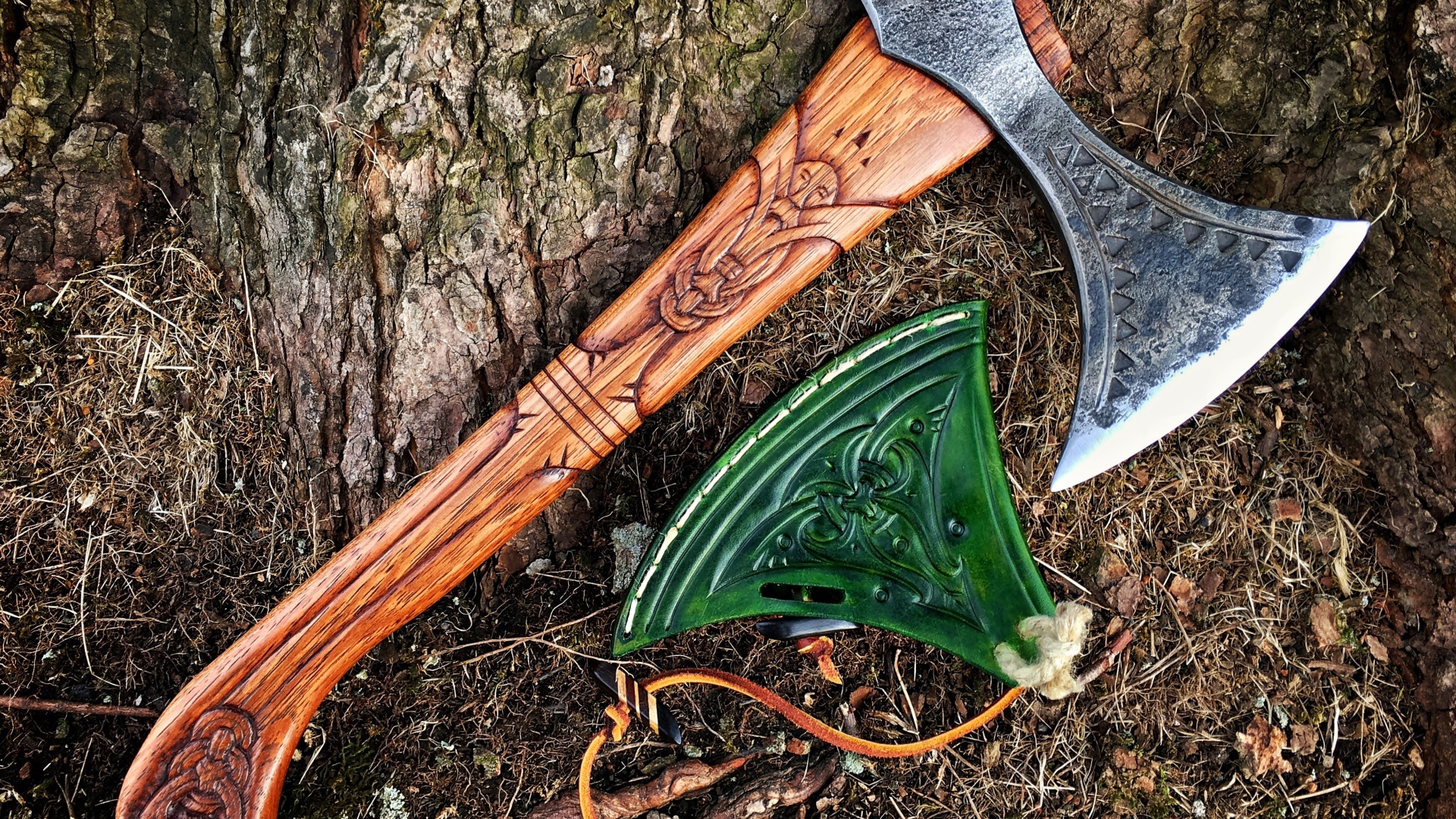 Старый топор с рисунком у дерева 