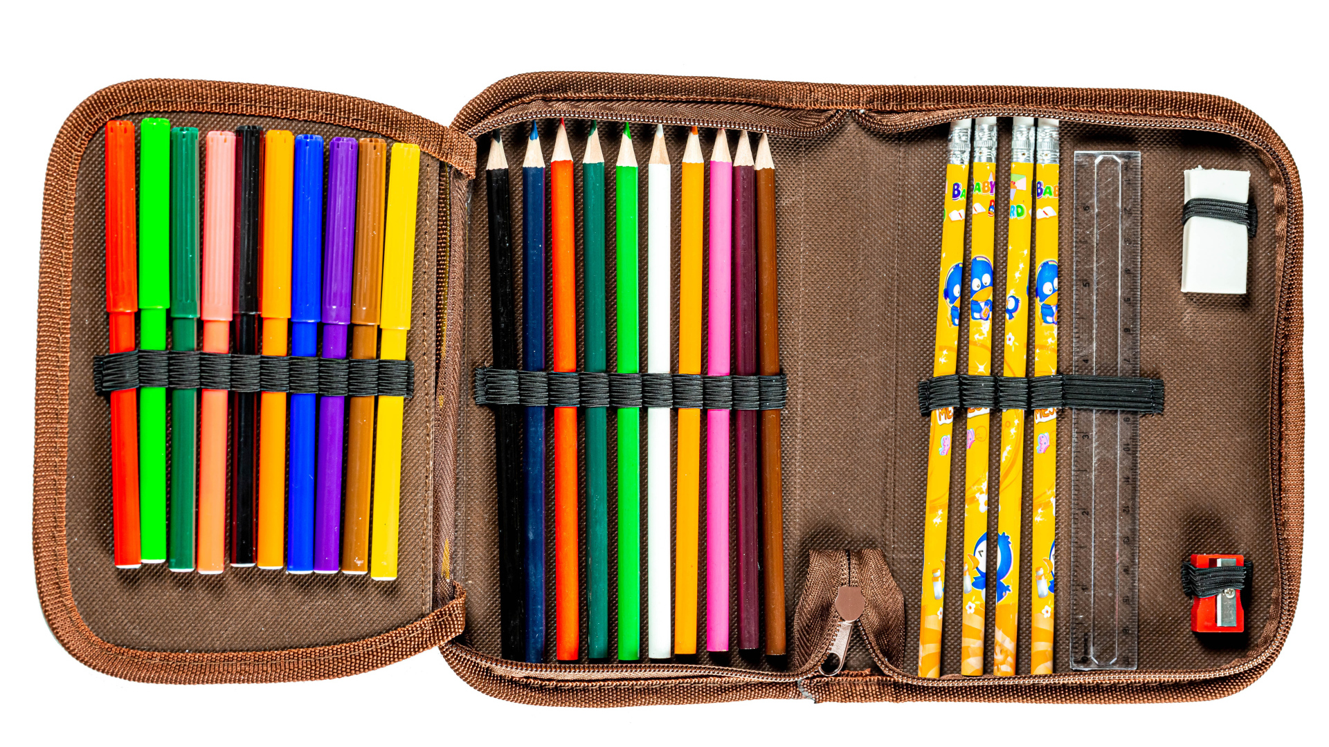 Пенал с разноцветными карандашами на белом фоне 