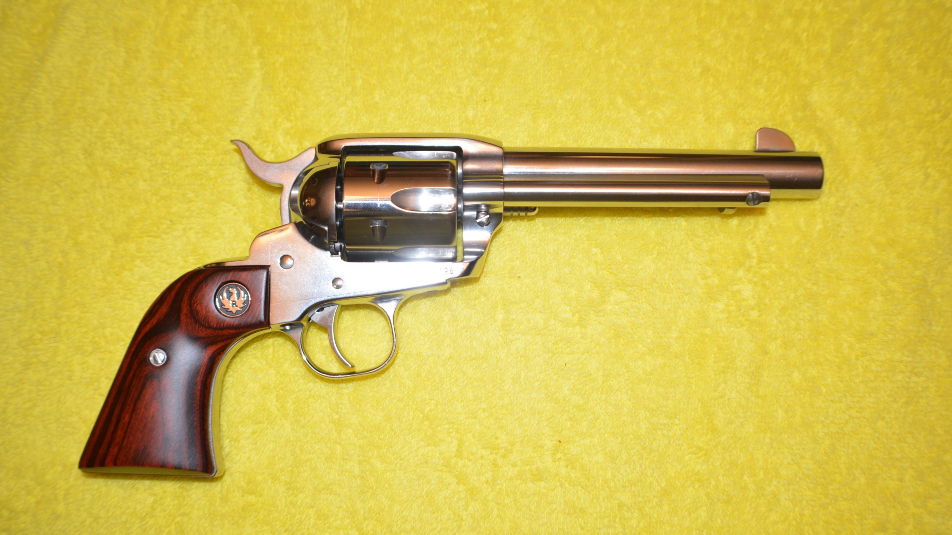 Револьвер 45 Colt на желтом фоне