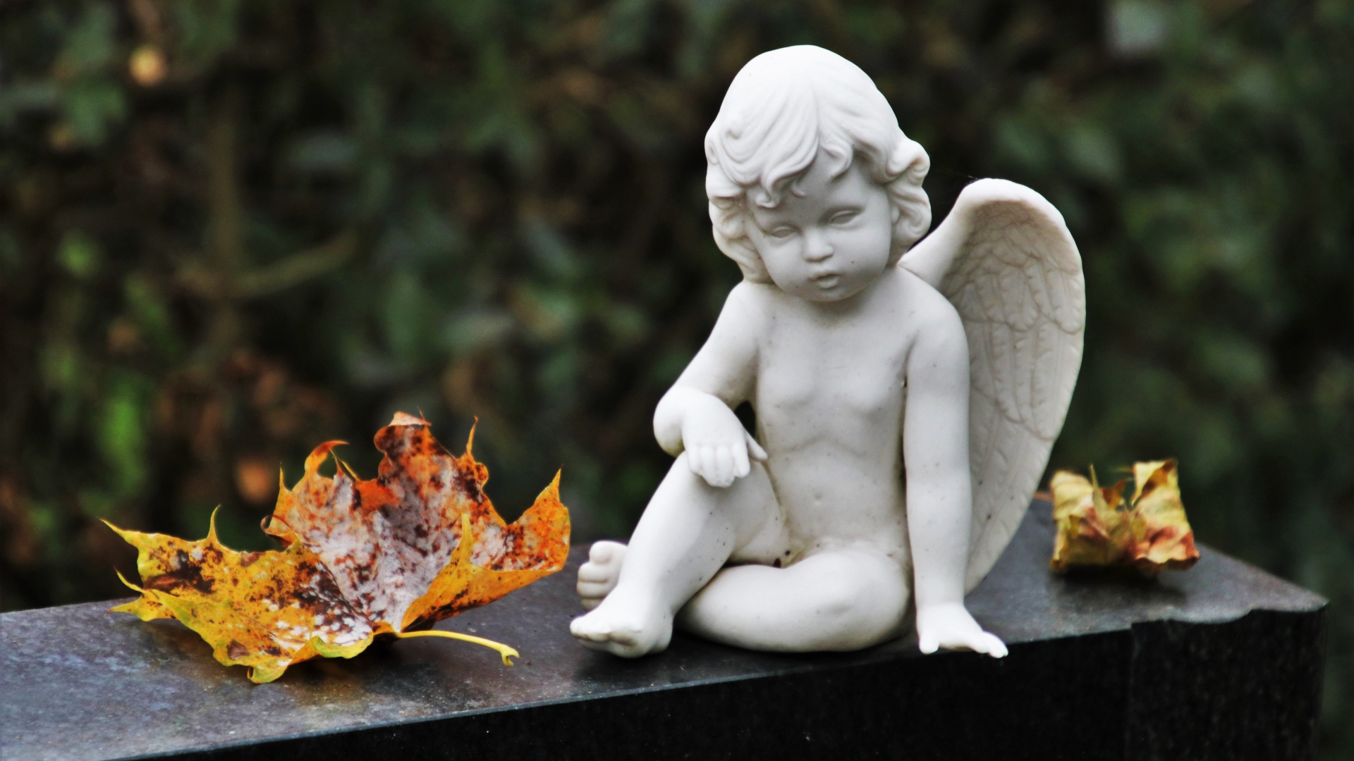 Статуэтка белого ангела с желтыми листьями