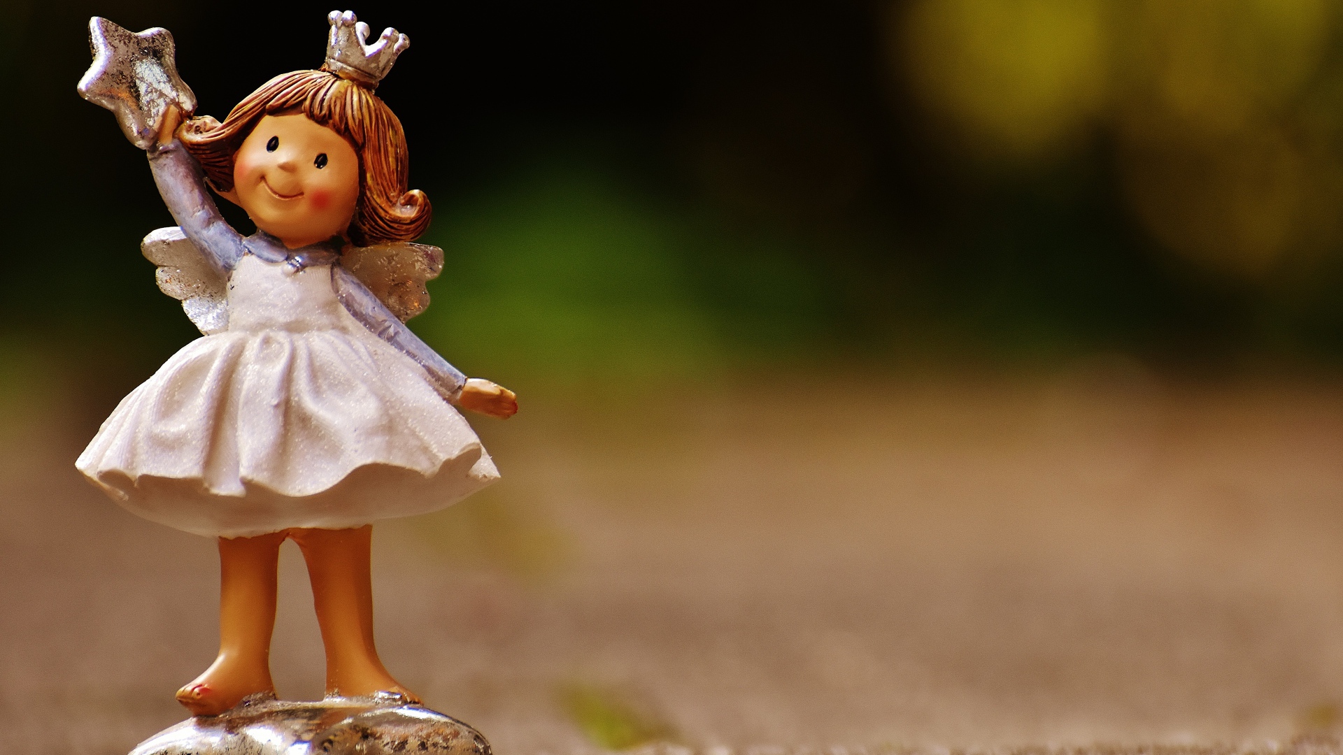 Статуэтка принцесса стоит на асфальте 