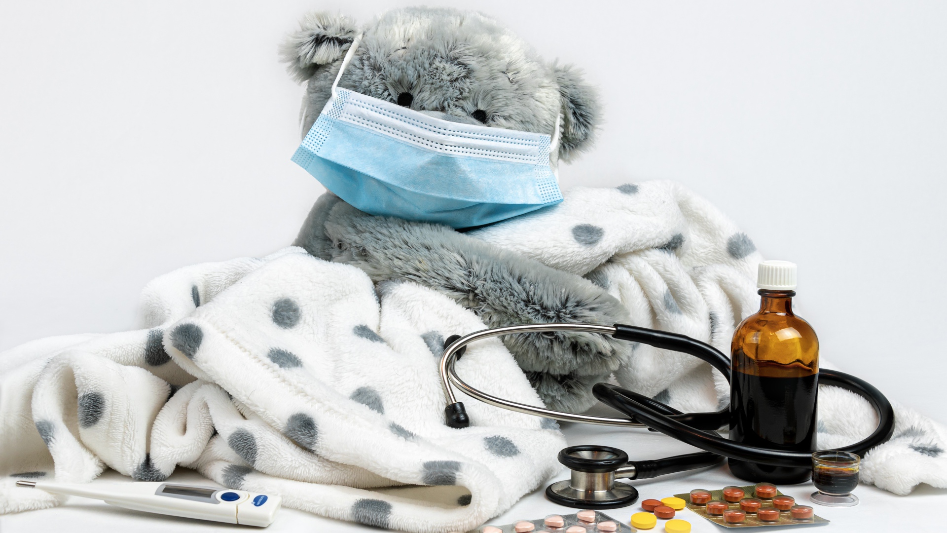 Плюшевый медведь в маске с таблетками