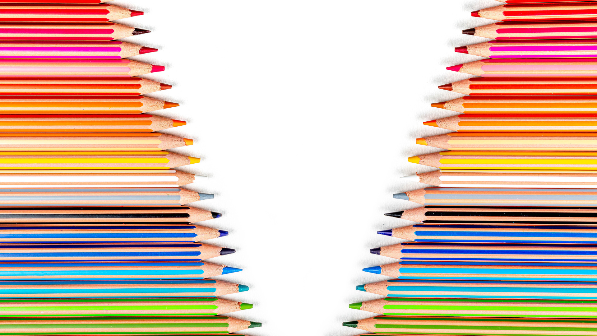 Края белого фона выложены карандашами 