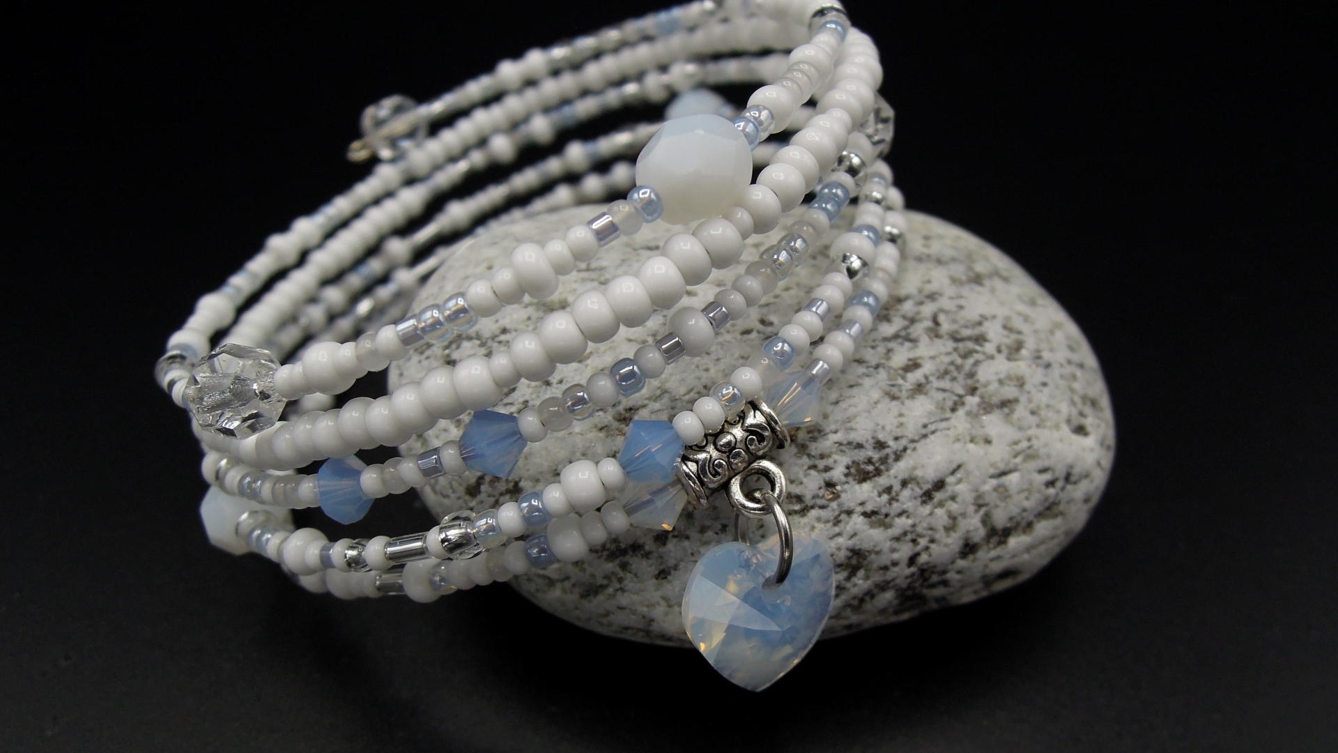 Браслет на руку с камнем на черном фоне