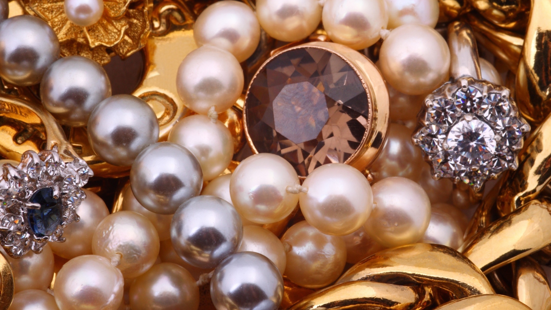 Много драгоценных камней и жемчуга