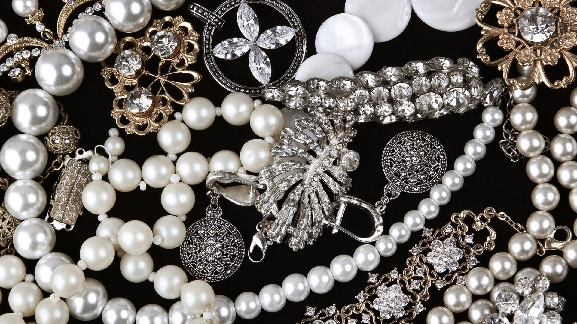 Жемчуг и драгоценности на черном фоне