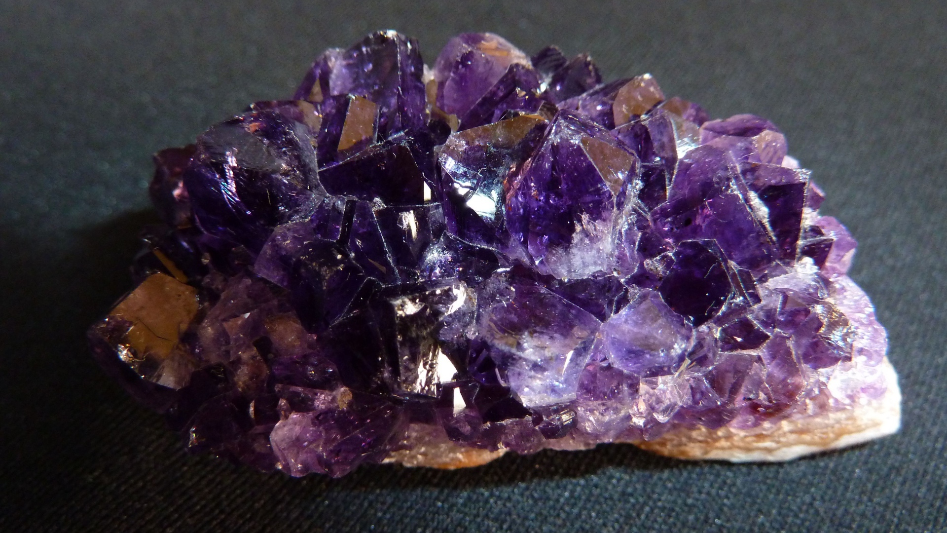 Фиолетовый драгоценный камень аметист