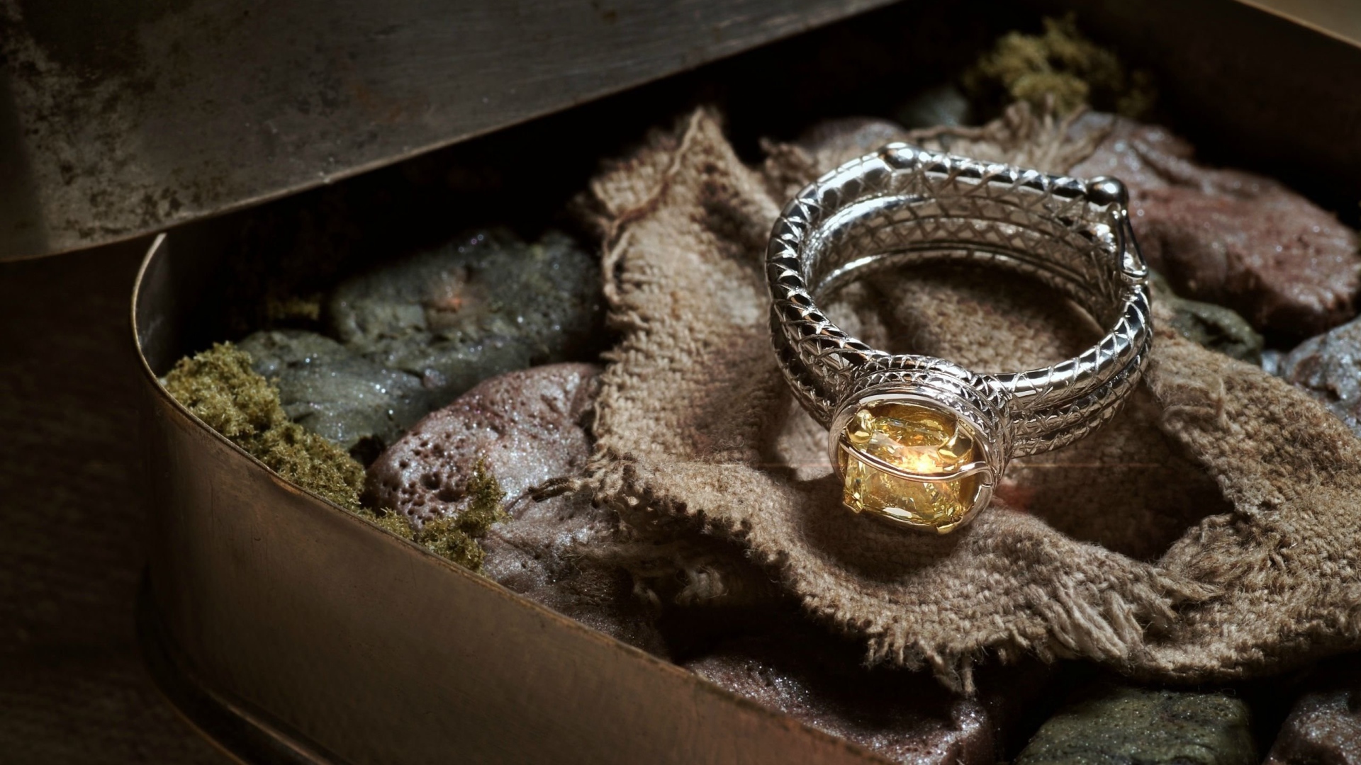 Серебряное кольцо с камнями в шкатулке