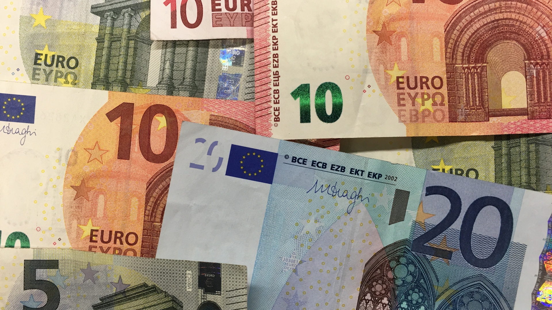 Разноцветные купюры евро крупным планом 