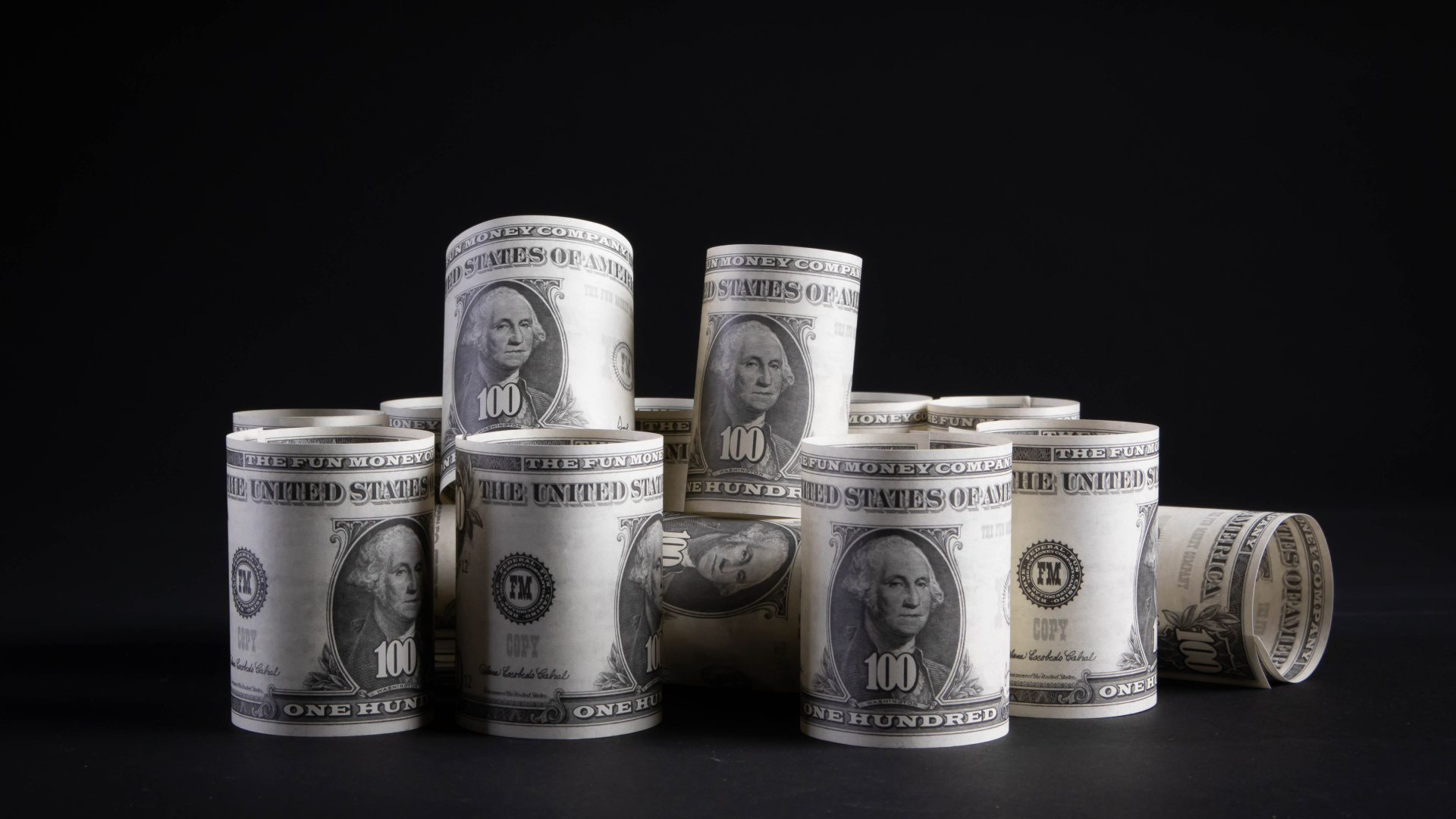 Банкноты сто долларов скручены в трубочки 