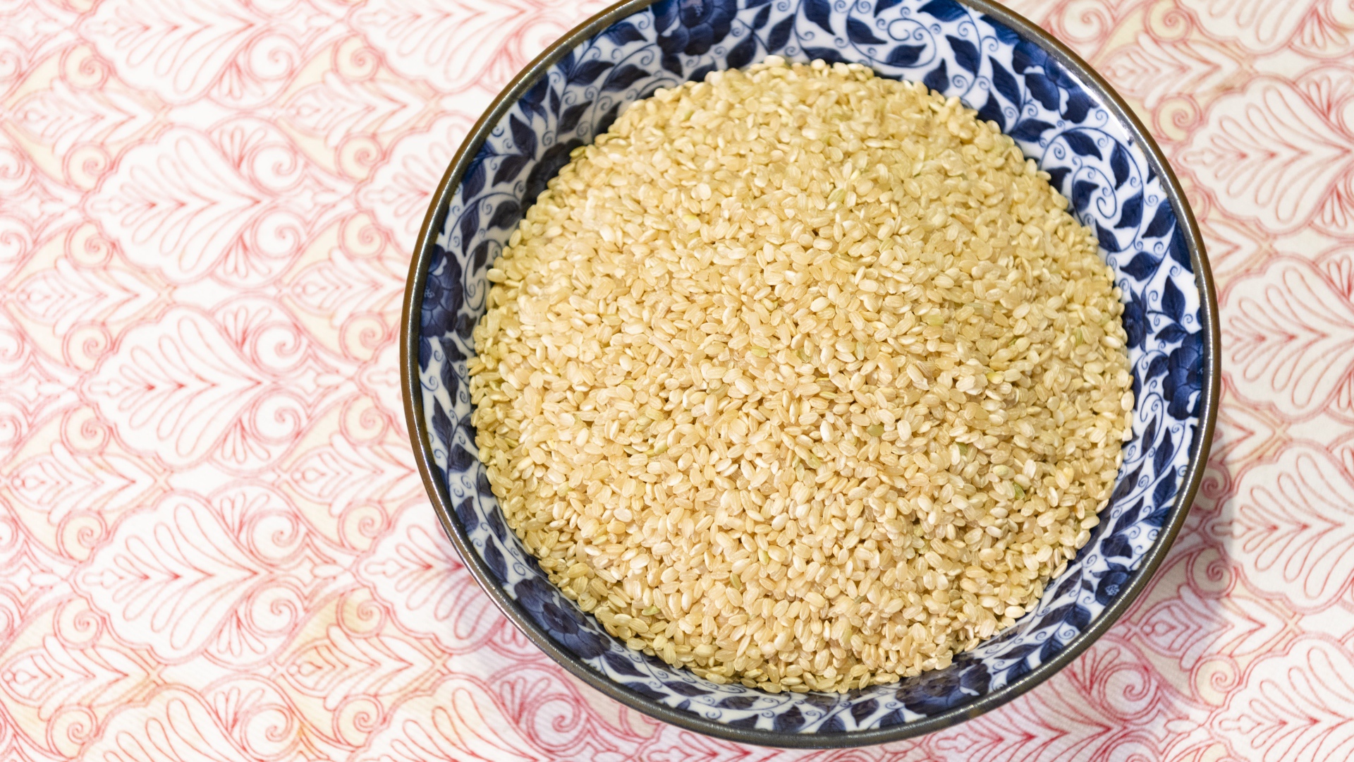 Тарелка кунжутных зерен на столе 