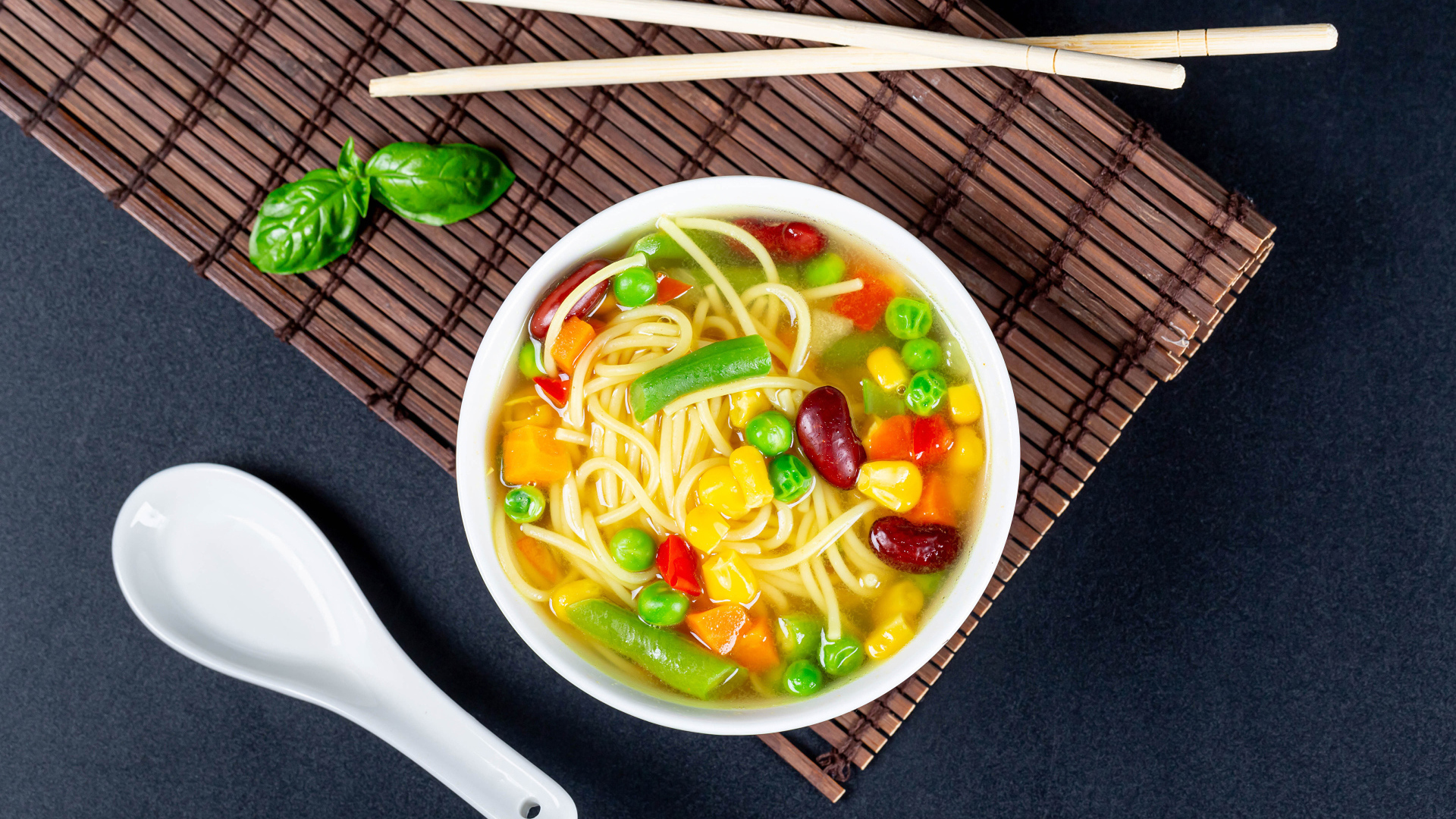 Аппетитный китайский суп с овощами