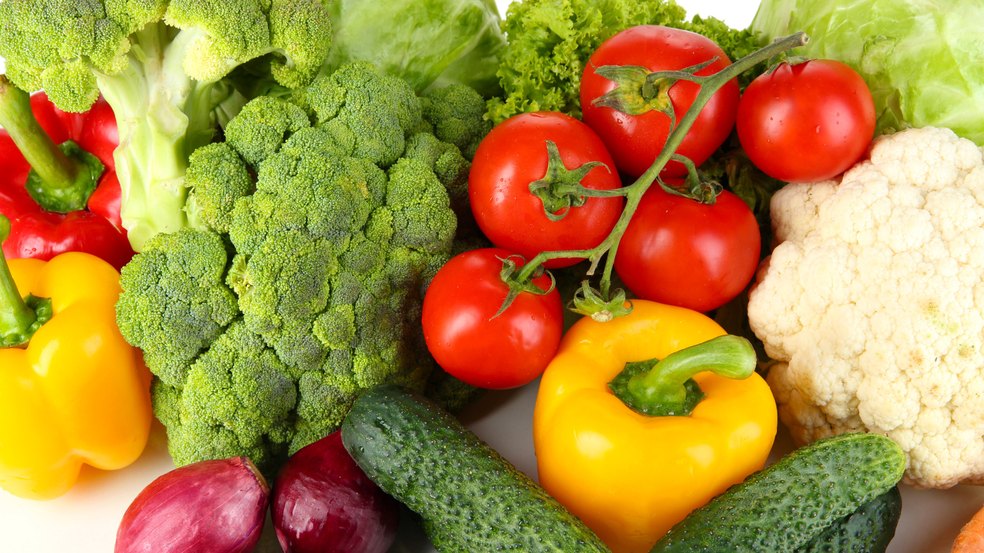 Аппетитные свежие овощи на белом фоне 