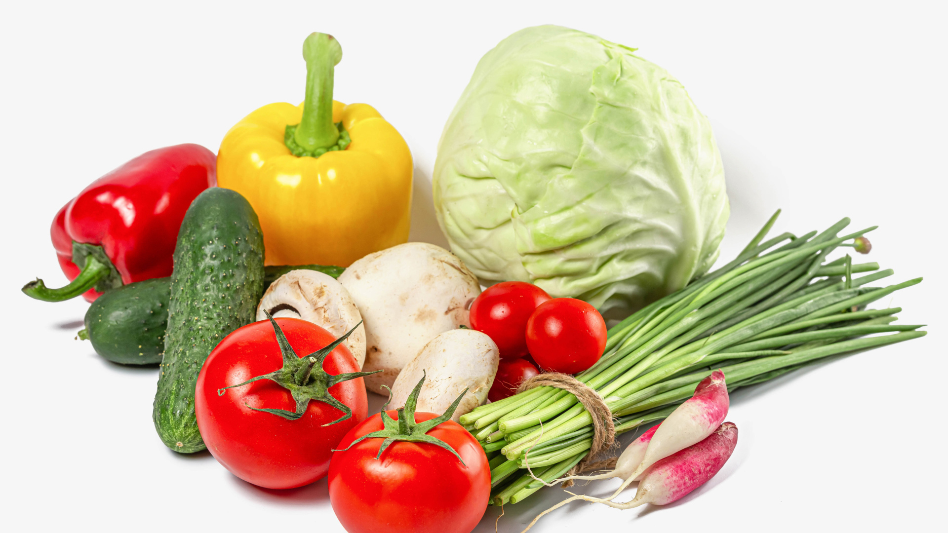 Аппетитные свежие овощи на белом фоне крупным планом