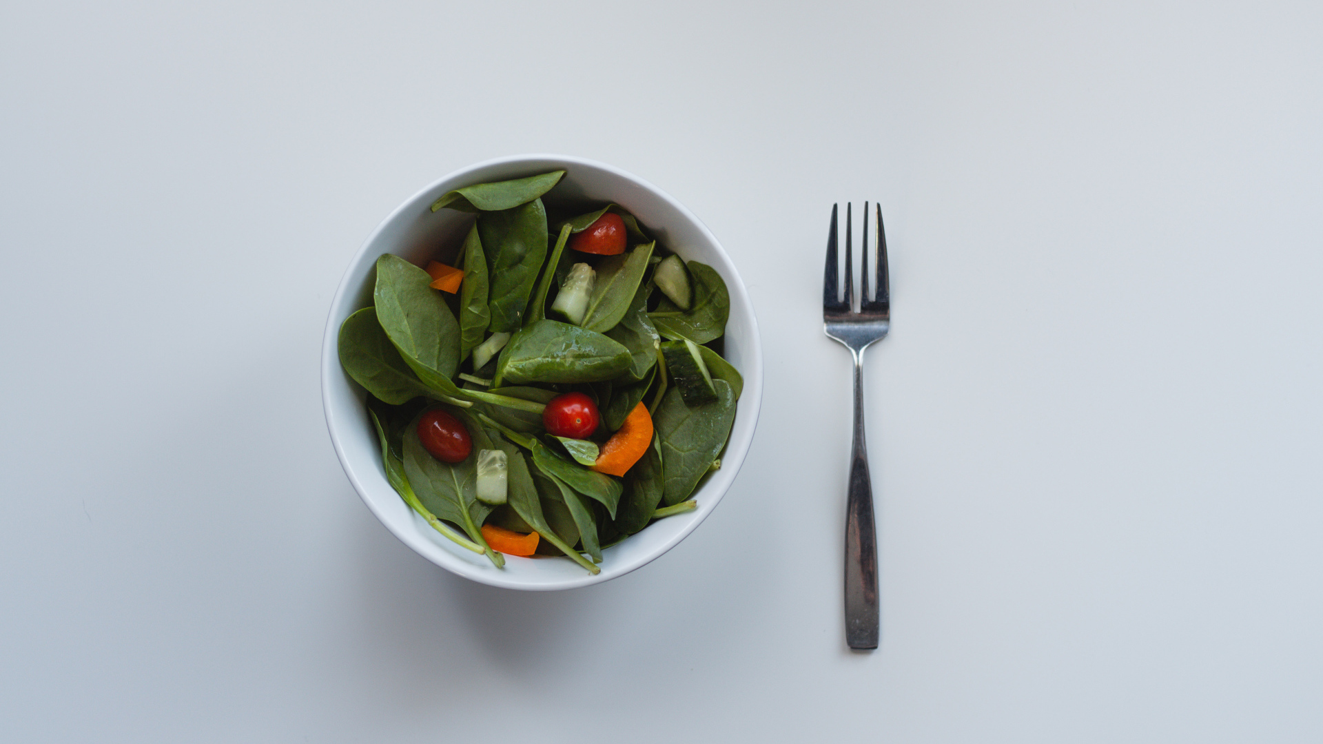 Салат из листьев базилика с огурцами и помидорами