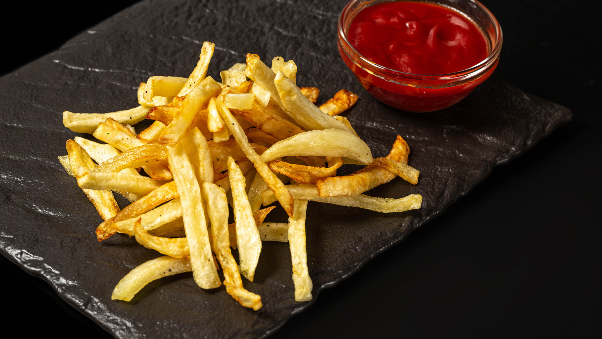 Картофель фри на каменной плите с соусом 