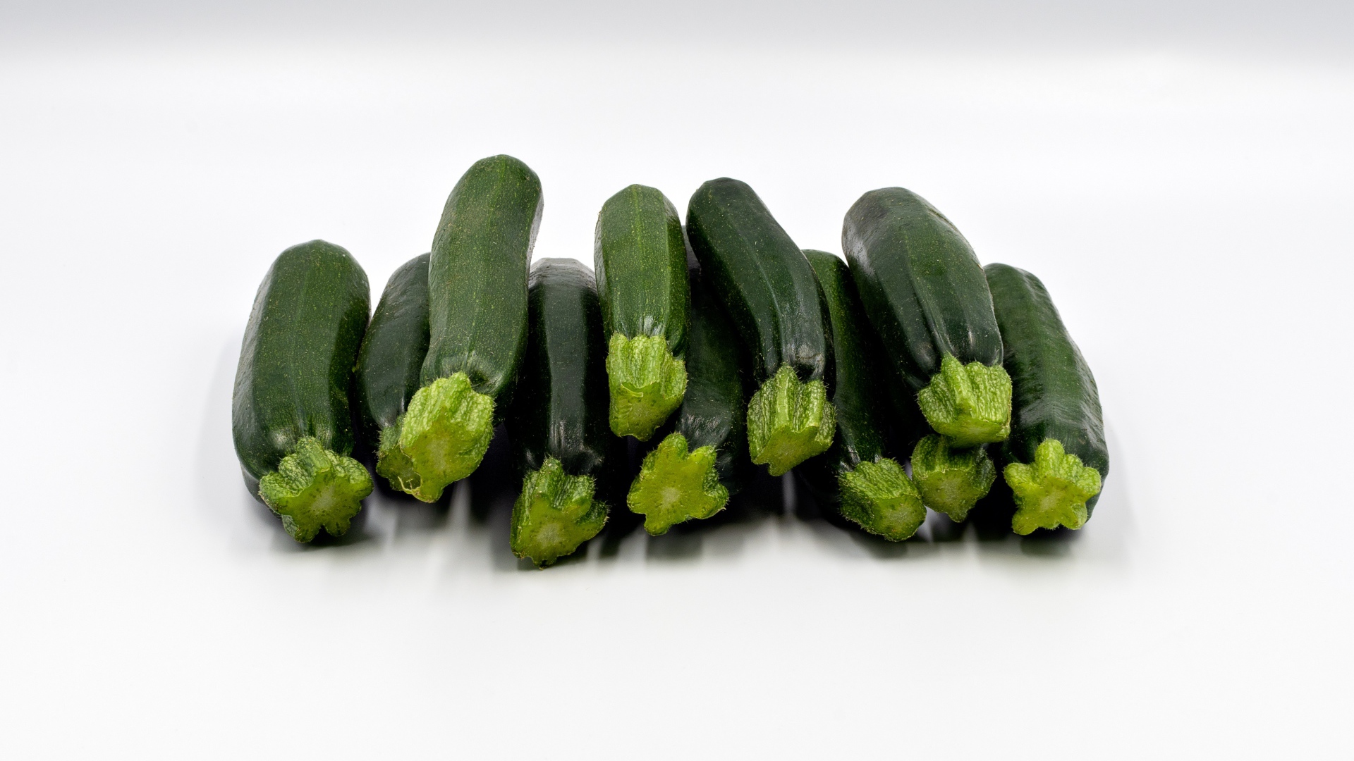 Свежие красивые молодые зеленые кабачки