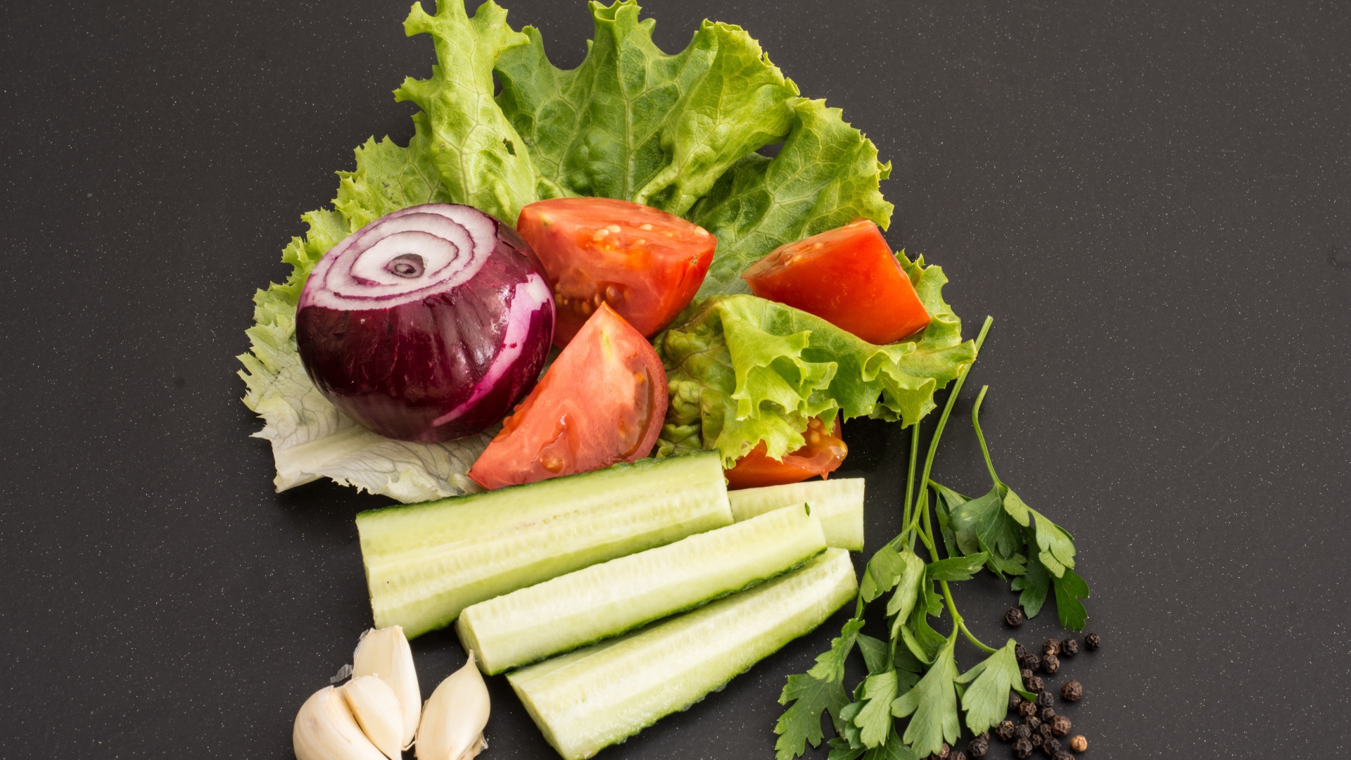 Свежие помидоры, огурцы, лук и листья салата 