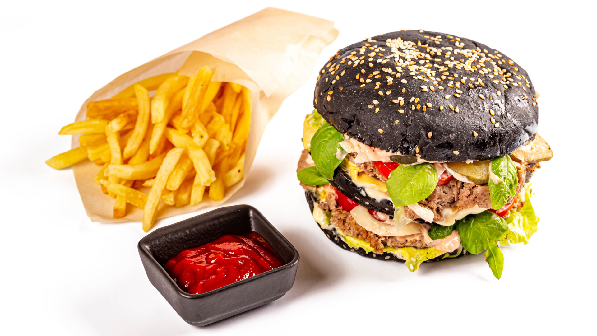 Гамбургер с картофелем фри и кетчупом на белом фоне