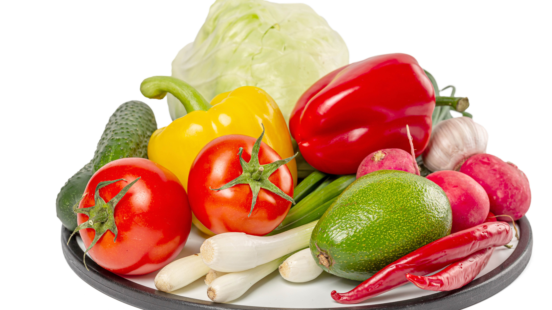 Домашние овощи  на тарелке на белом фоне