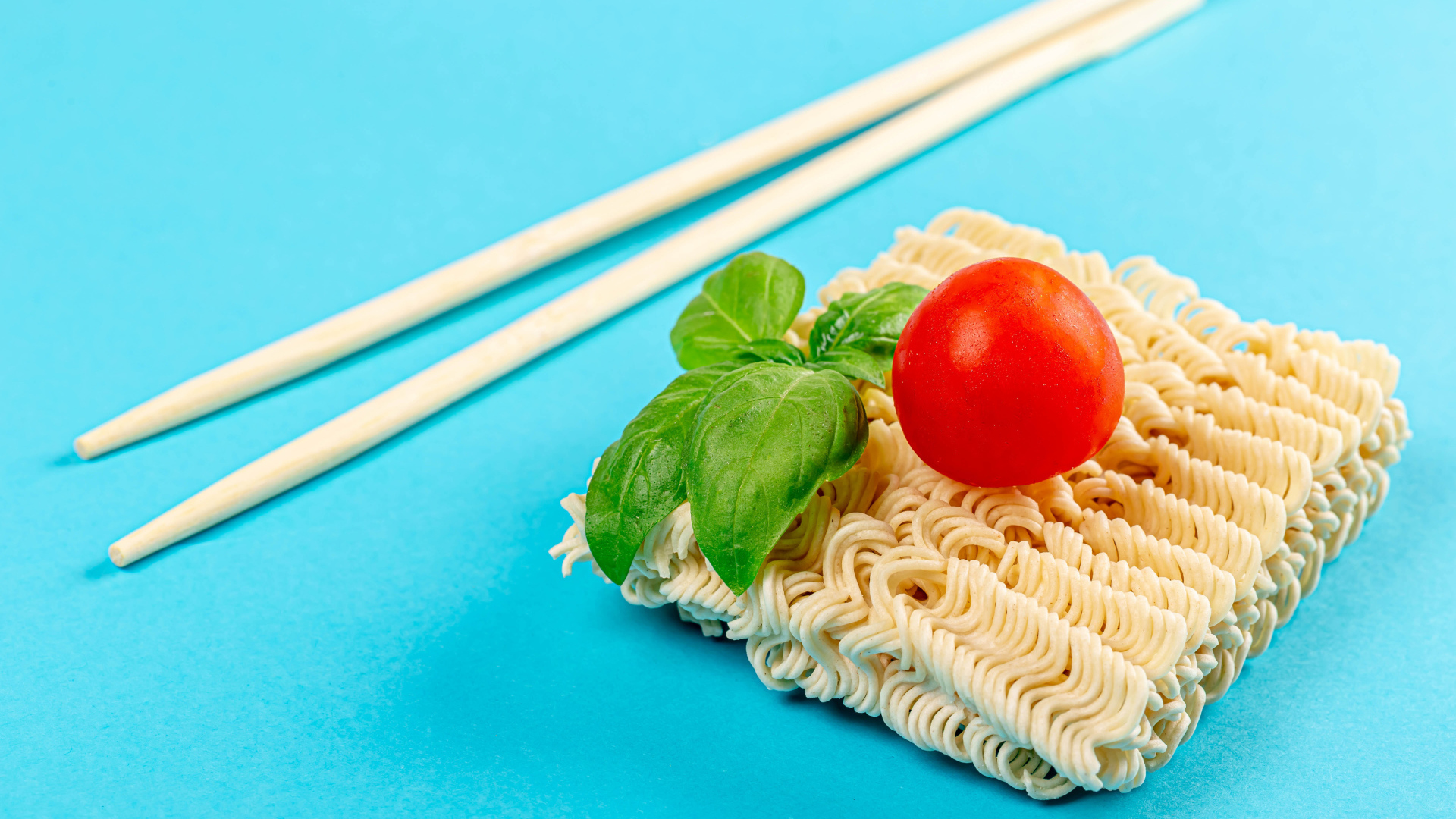 Вермишель быстрого приготовления на голубом фоне с палочками