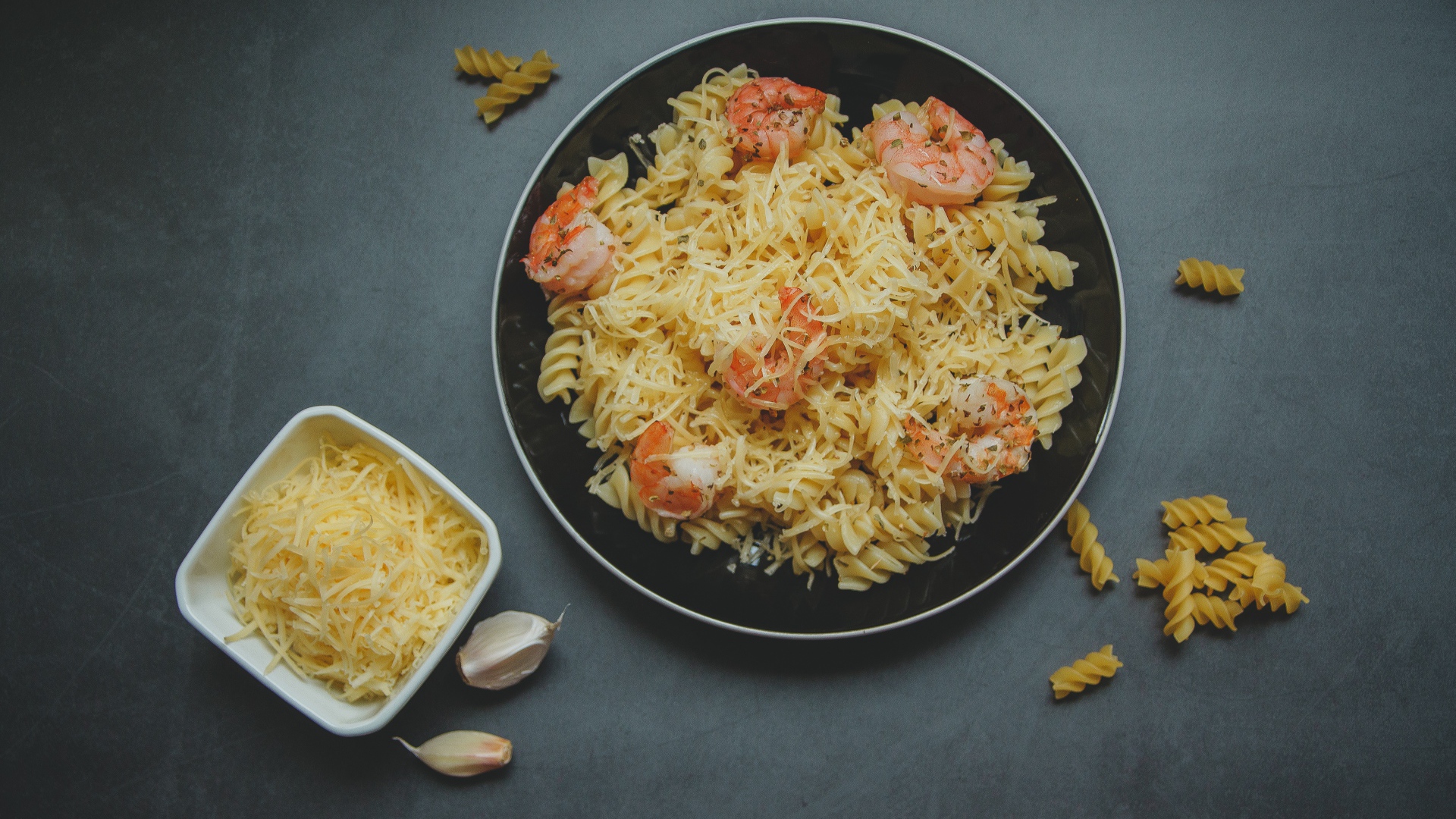 Макароны на тарелке с сыром и креветками