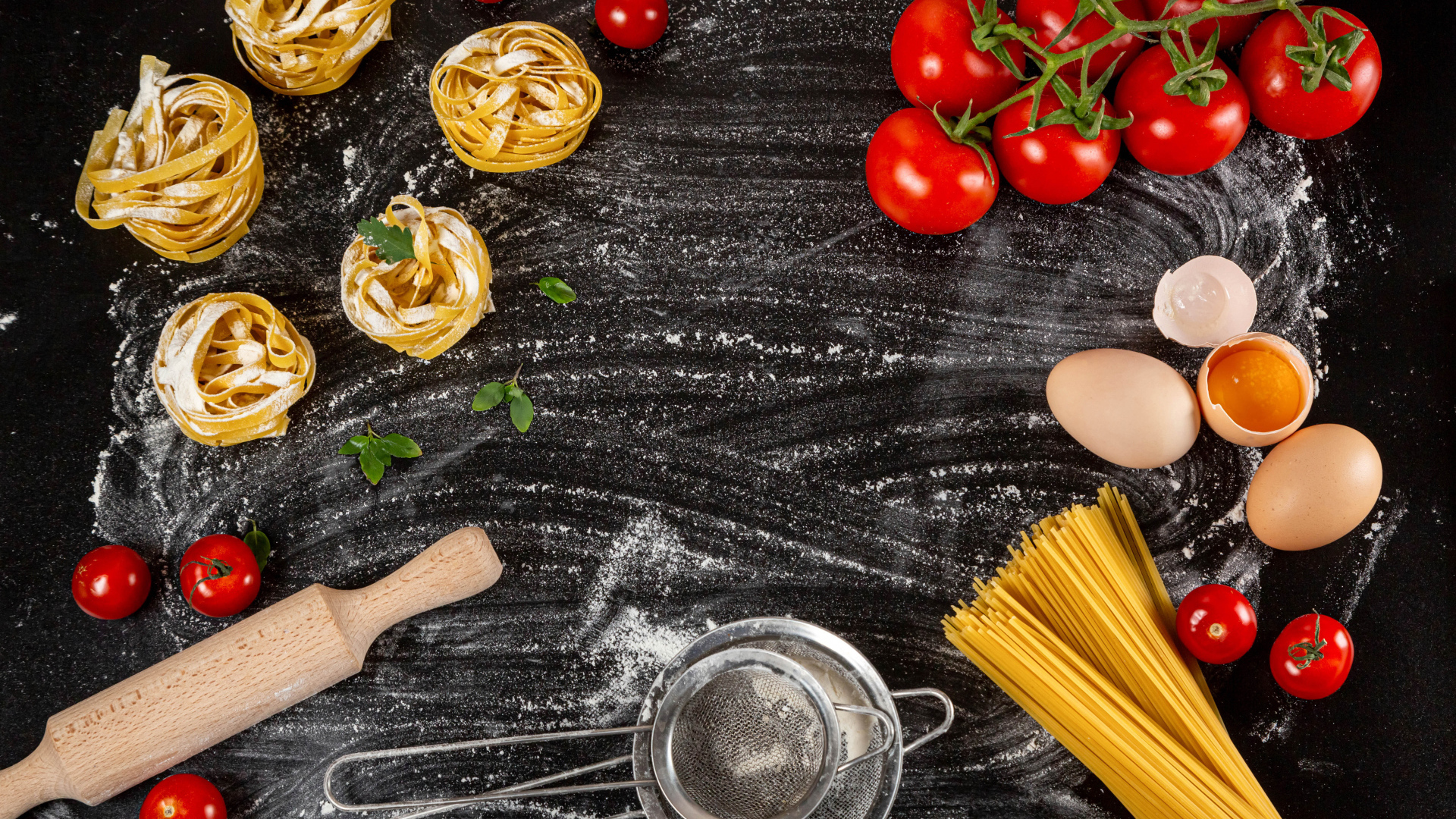 Паста с помидорами и яйцами на черном столе 