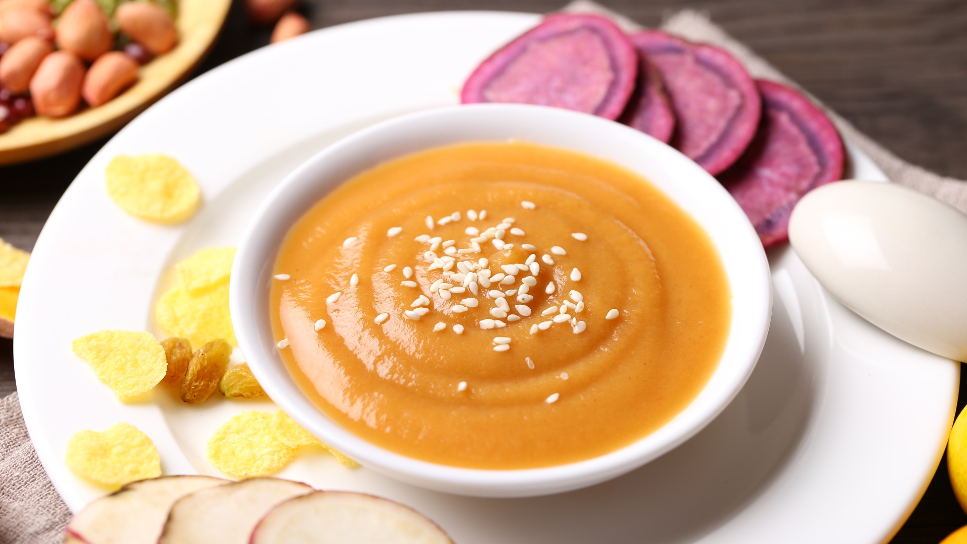 Гороховое пюре в белой тарелке с овощами