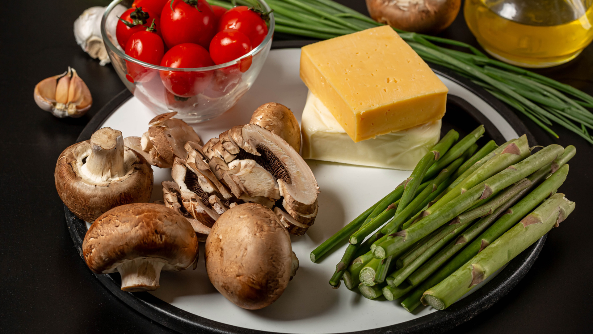 Тарелка с шампиньонами, сыром, помидорами и  спаржей 