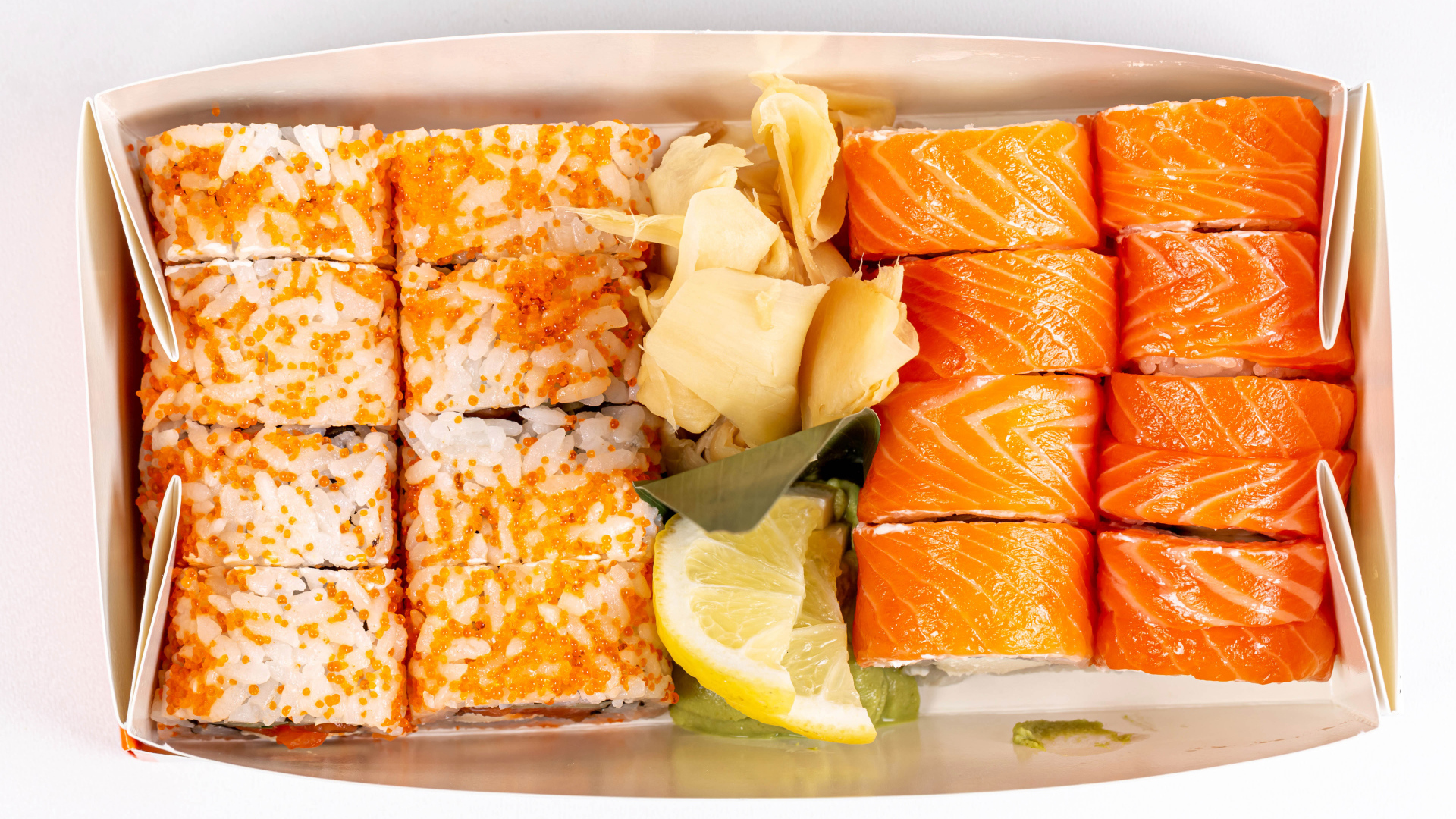 Роллы с имбирем и лимоном в лотке