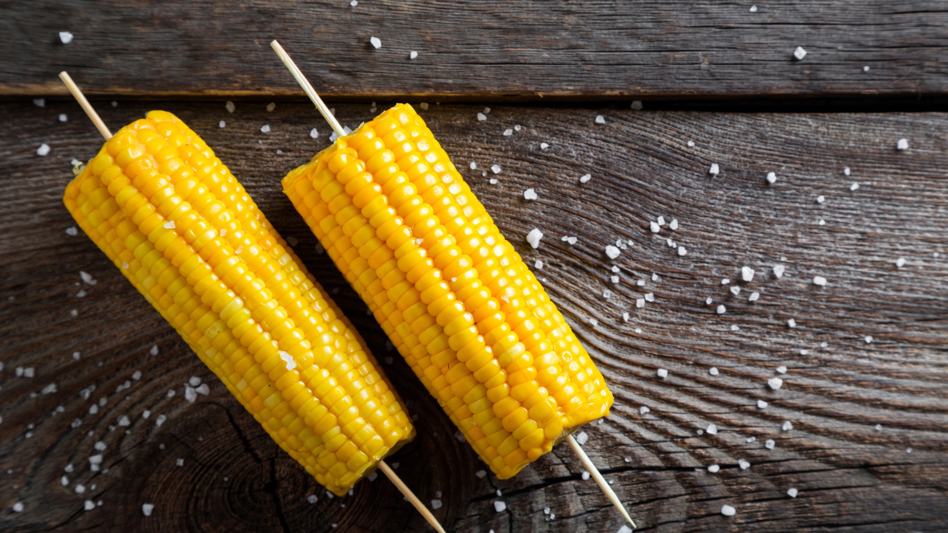 Два початка вареной кукурузы на столе 