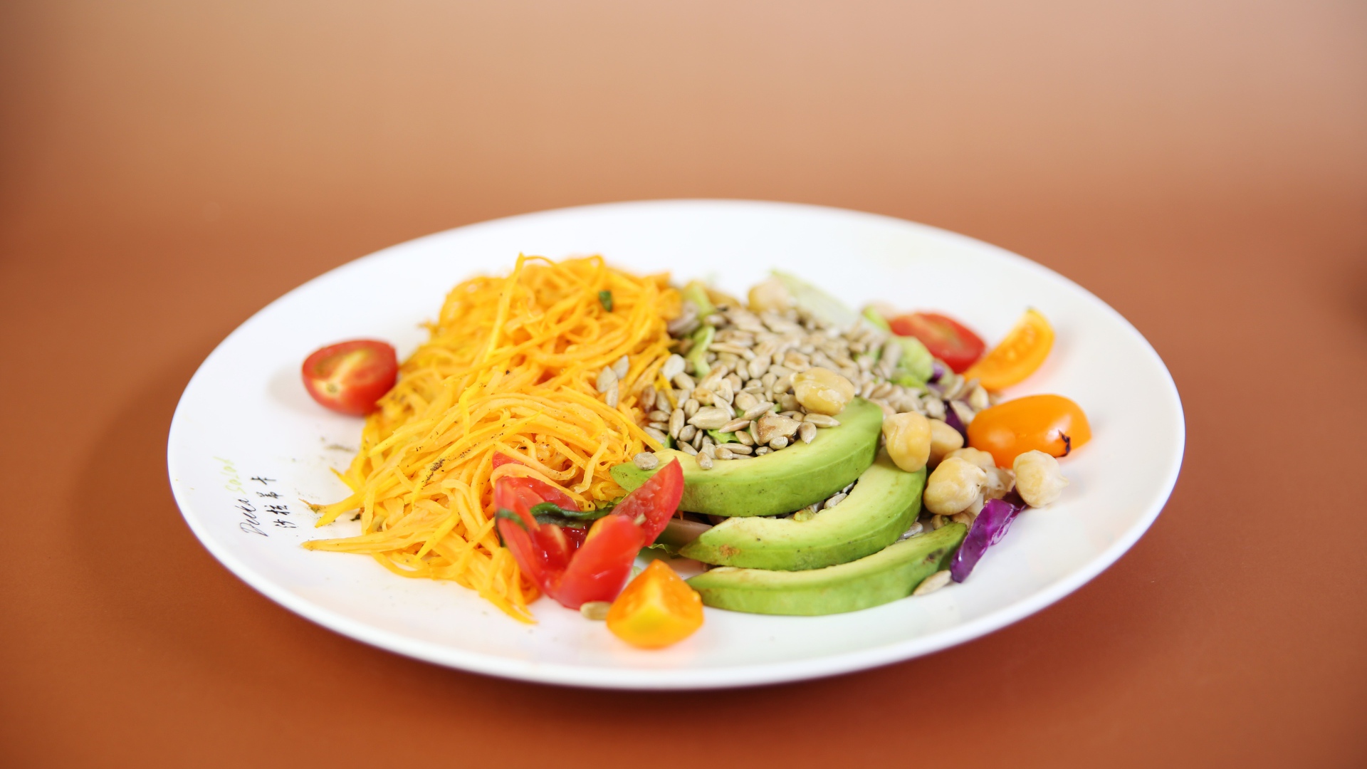 Овощи в белой тарелке на оранжевом фоне 