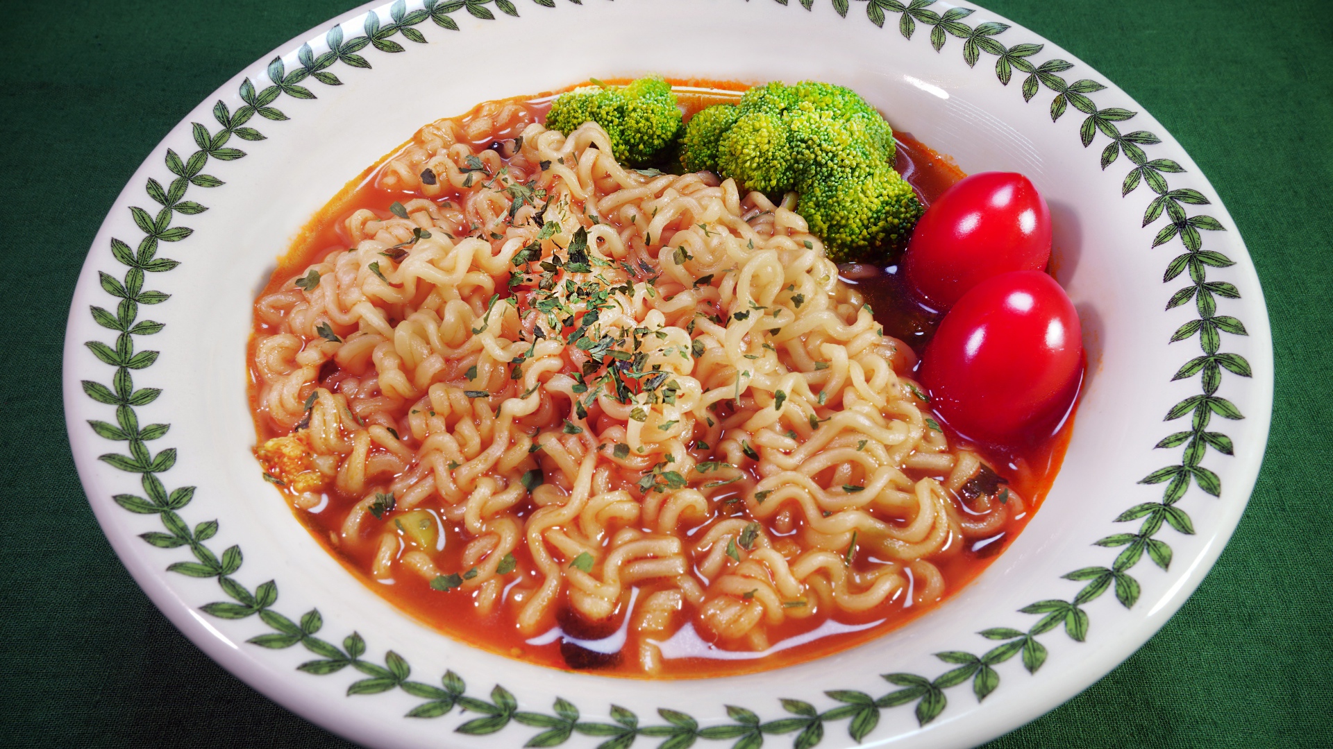 Вермишель с соусом в тарелке с помидорами
