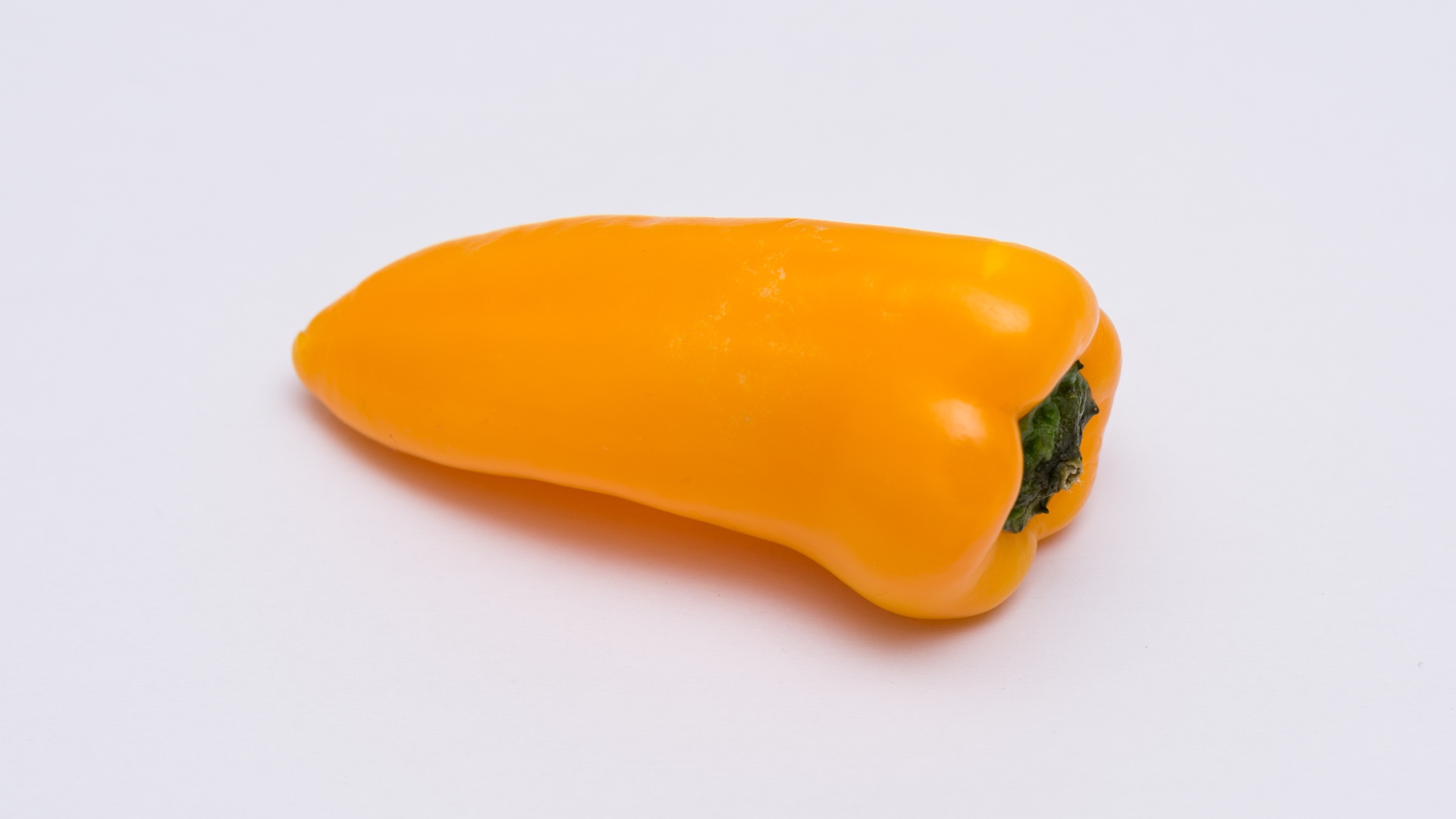 Желтый болгарский перец на сером фоне